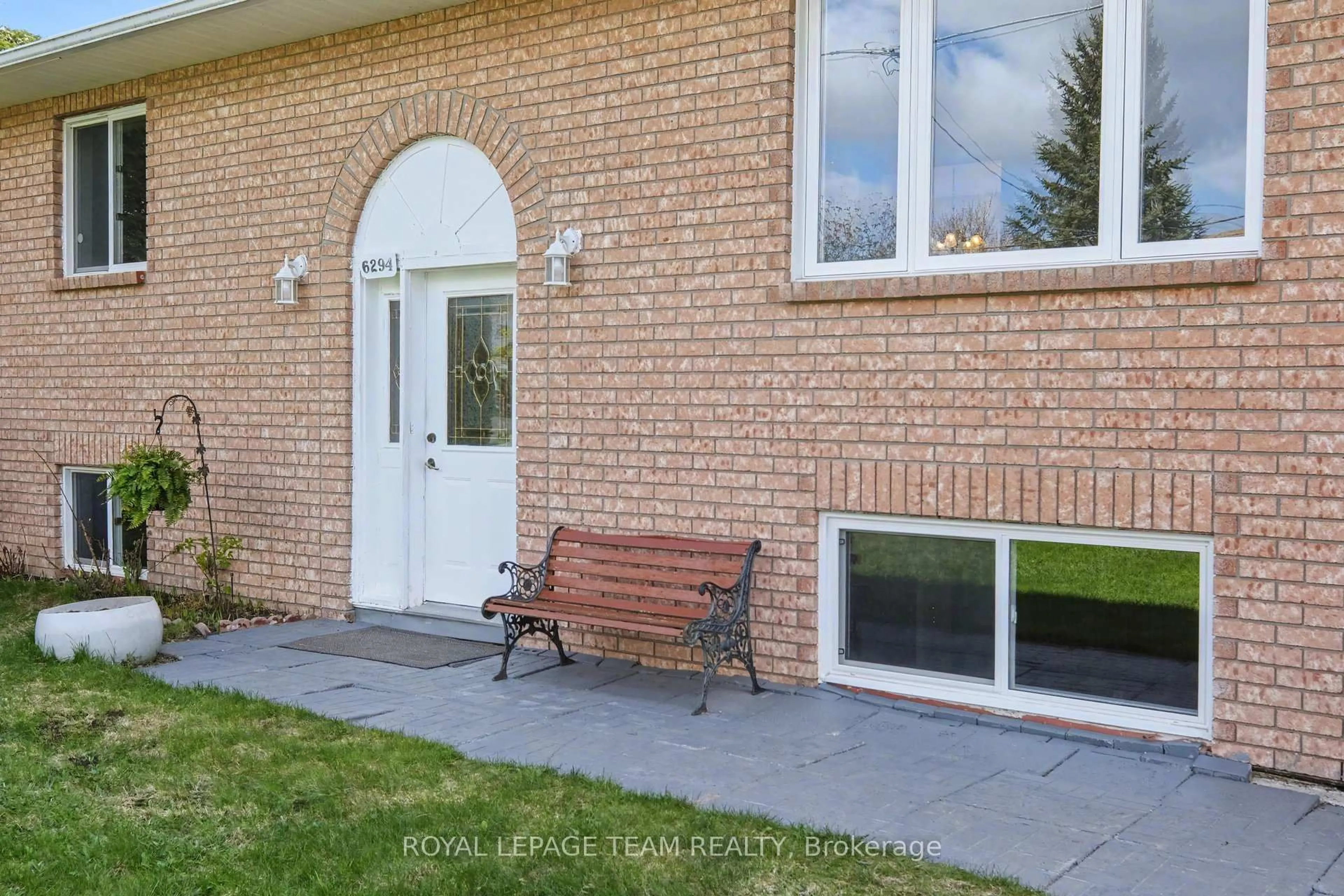 Patio, street for 6294 Ottawa St, Richmond Ontario K0A 2Z0