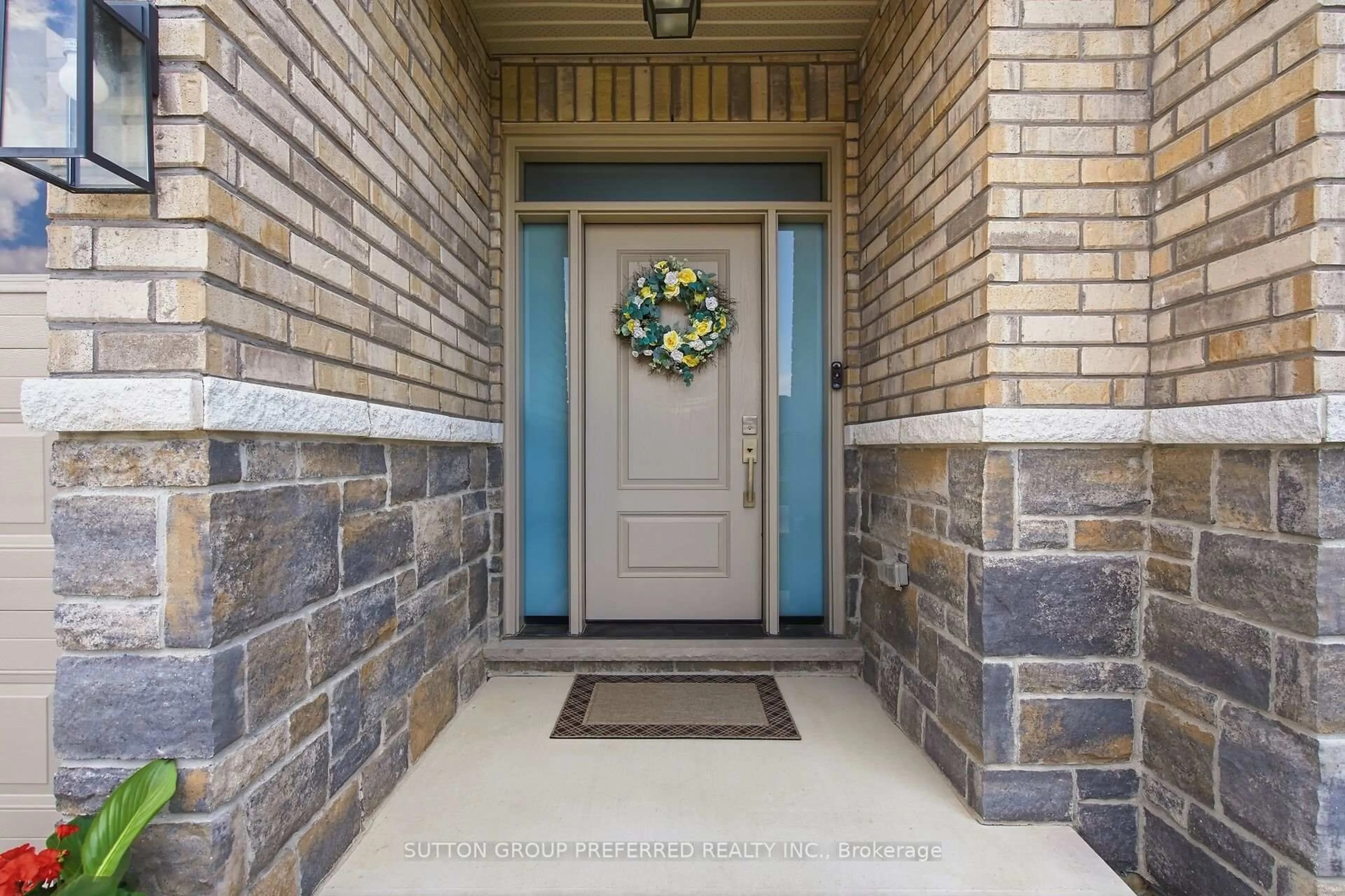 Indoor entryway for 215 Leitch St, Dutton/Dunwich Ontario N0L 1J0