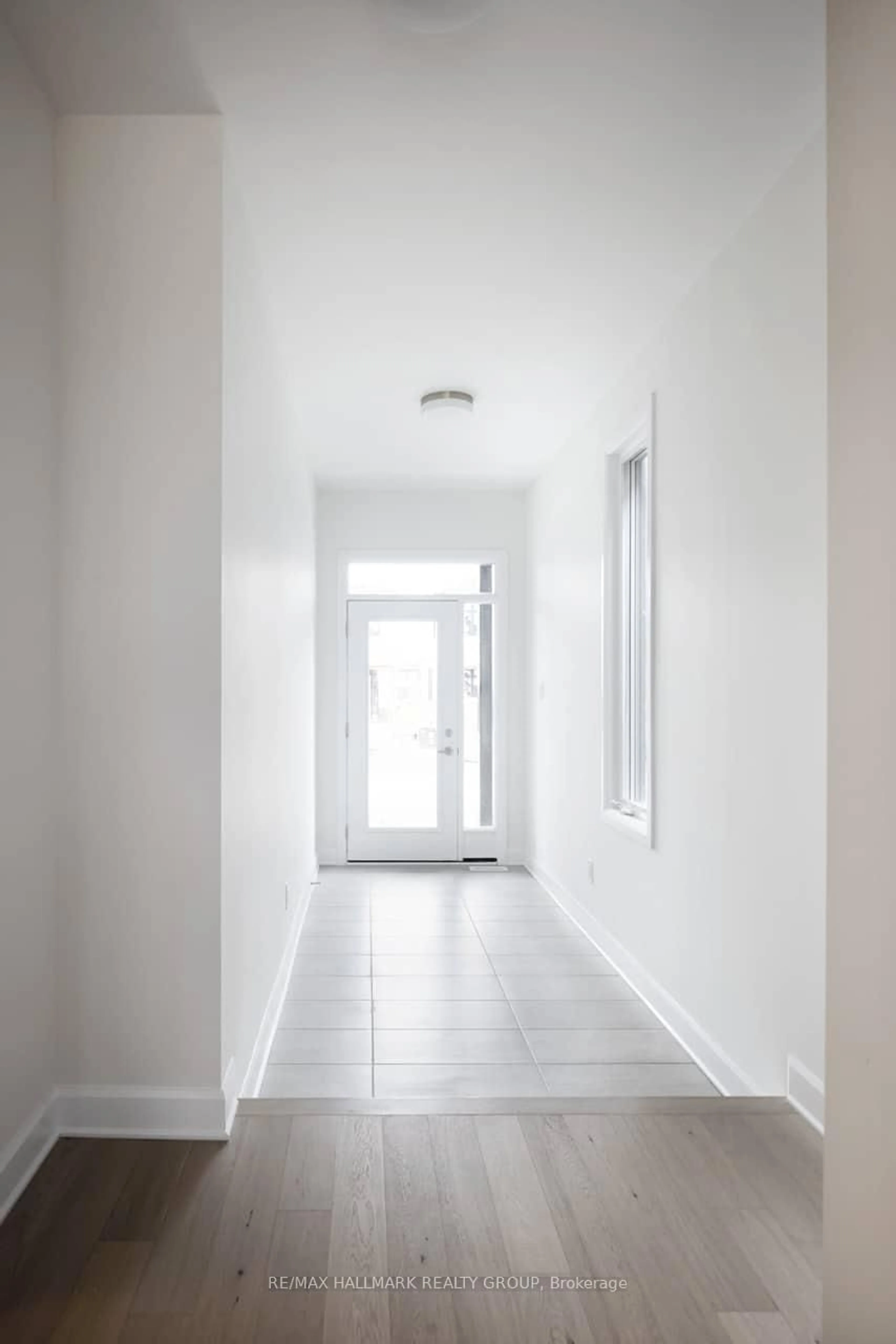 Indoor entryway for 683 Persimmon Way, Ottawa Ontario K1C 1T1