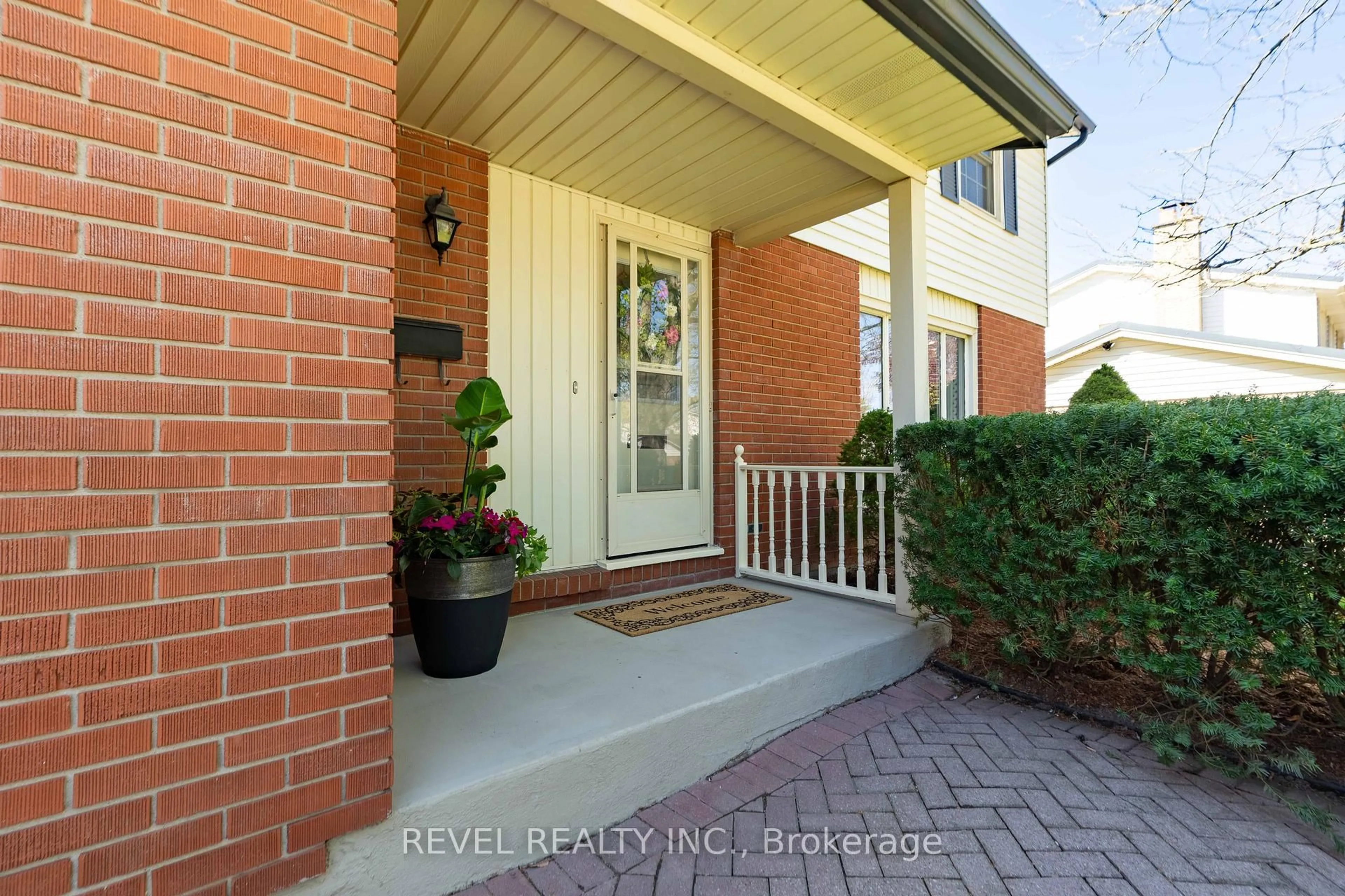Indoor entryway for 1068 Prince George Rd, London North Ontario N6H 4E1