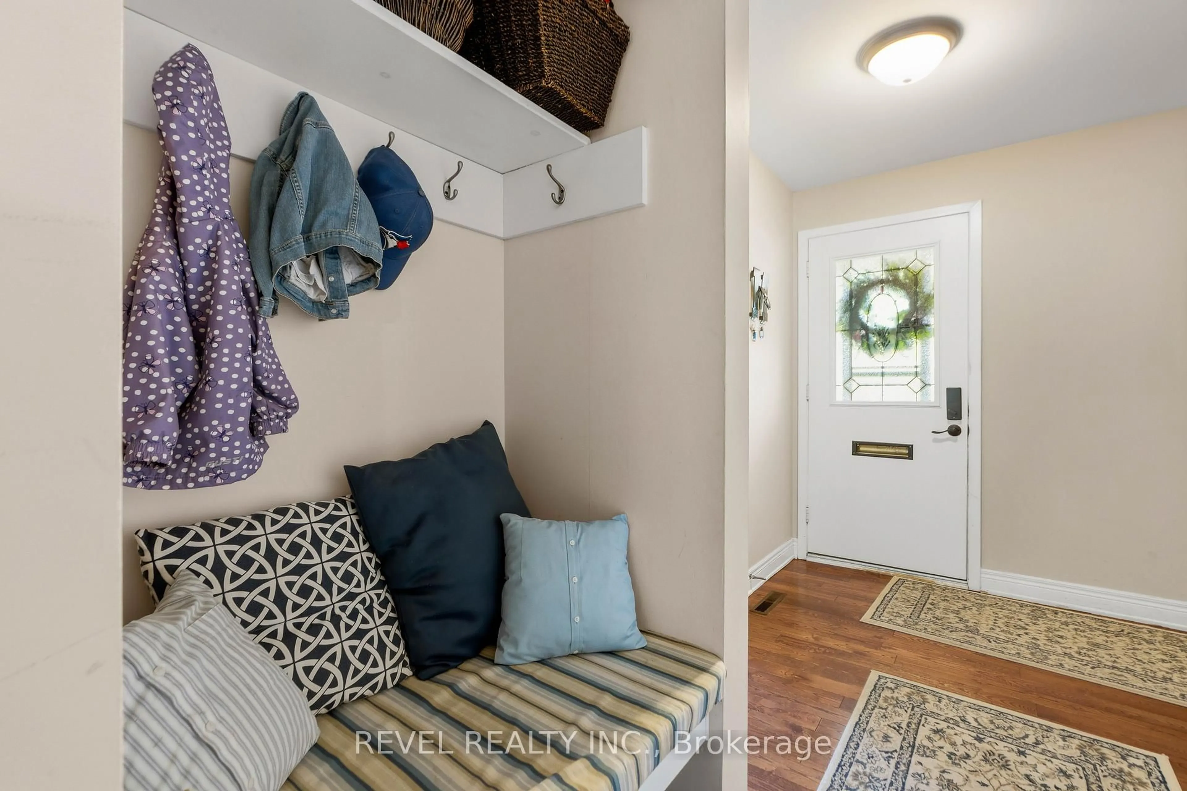 Indoor entryway for 1068 Prince George Rd, London North Ontario N6H 4E1