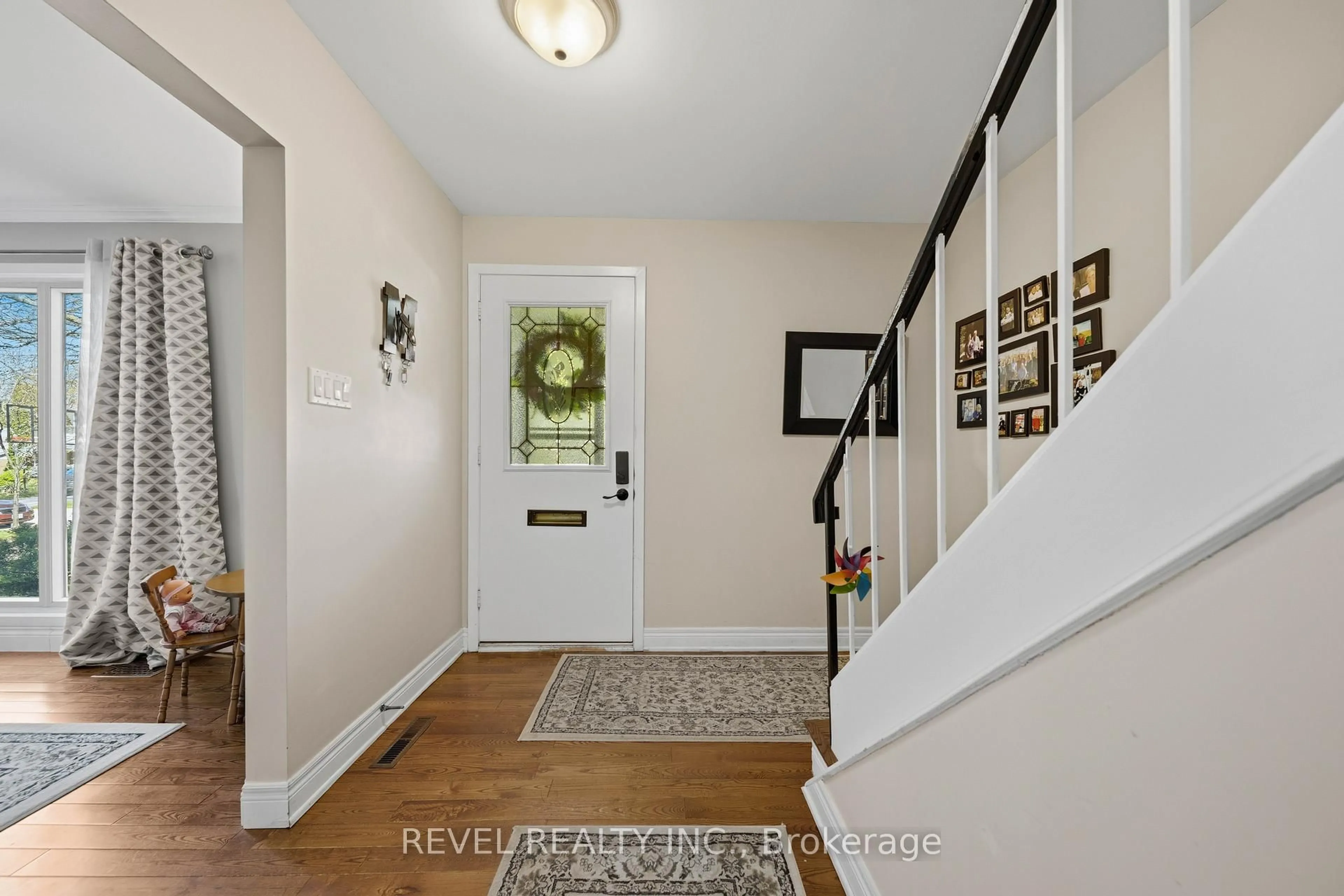 Indoor entryway for 1068 Prince George Rd, London North Ontario N6H 4E1