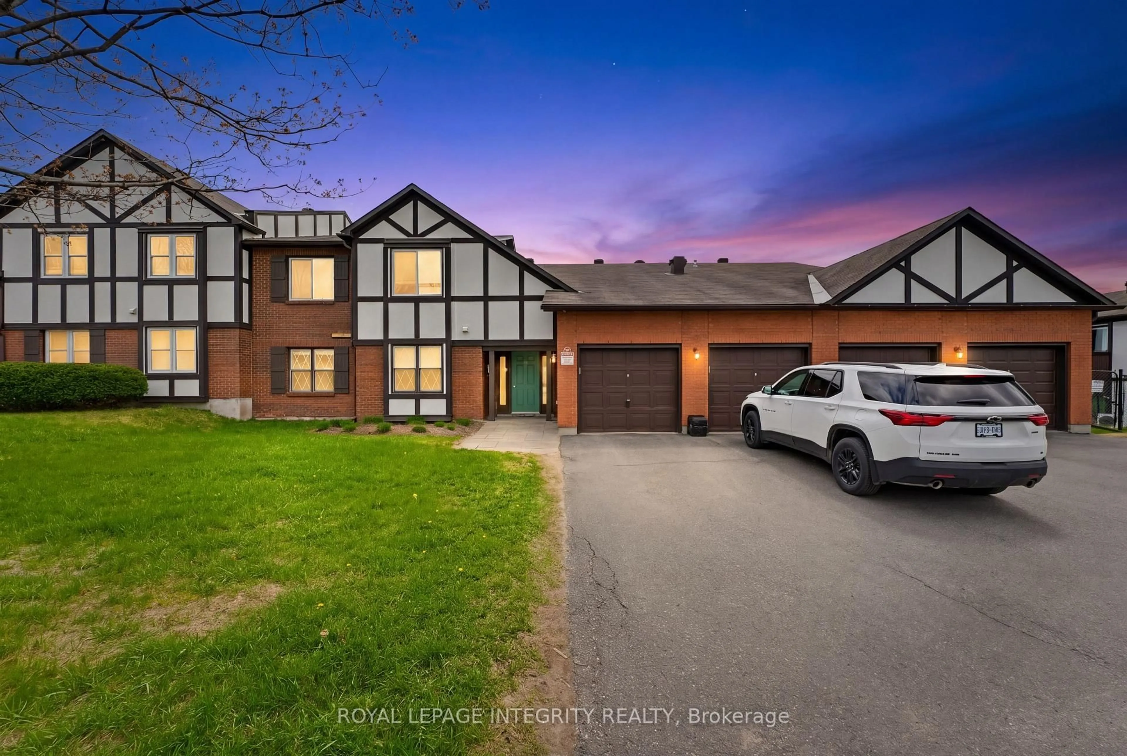 A pic from outside/outdoor area/front of a property/back of a property/a pic from drone, street for 35A Stonehaven Dr, Ottawa Ontario K2M 1E3