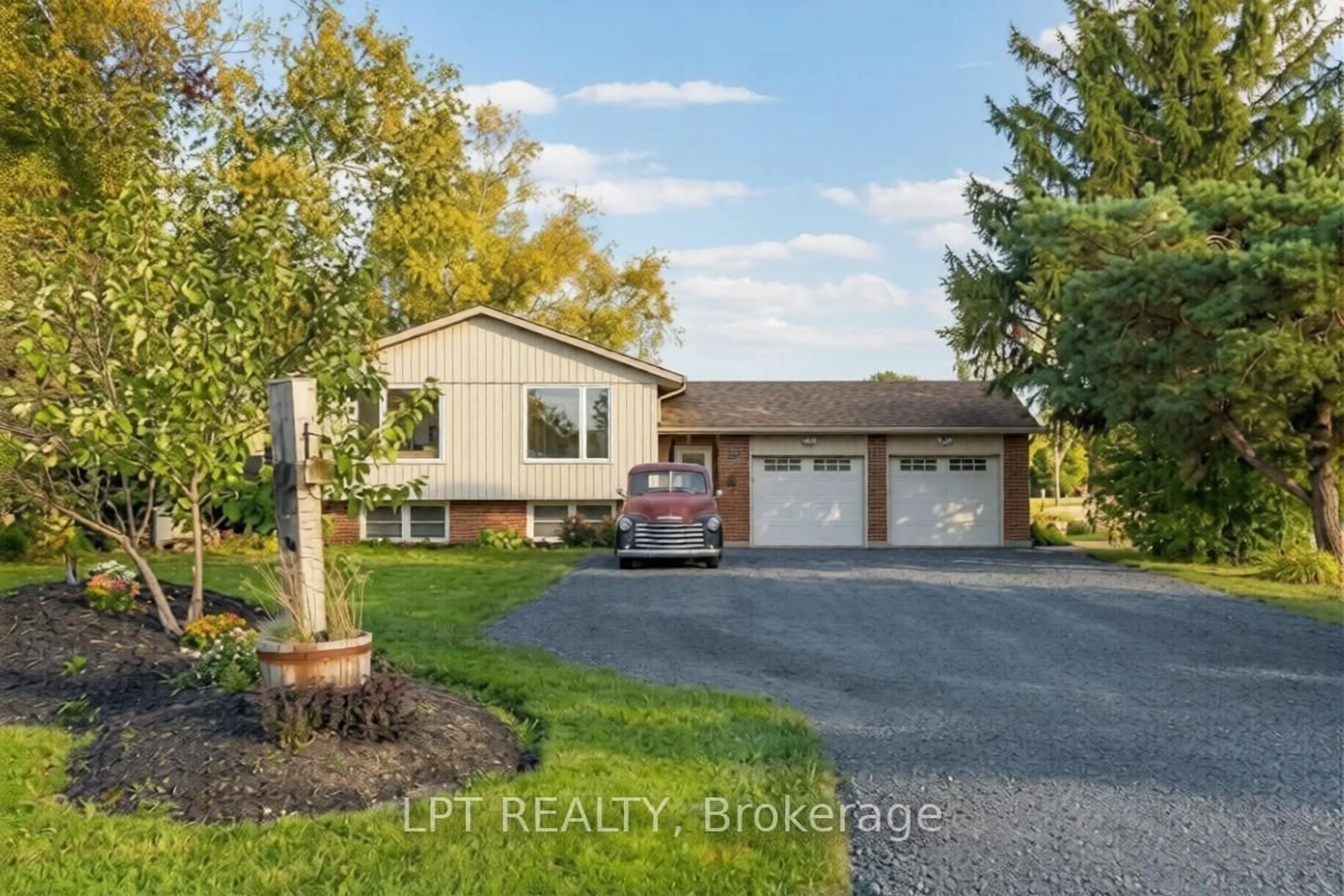 Home with vinyl exterior material, water/lake/river/ocean view for 7429 Sideroad 20 Sdrd, Mapleton Ontario N0B 1A0