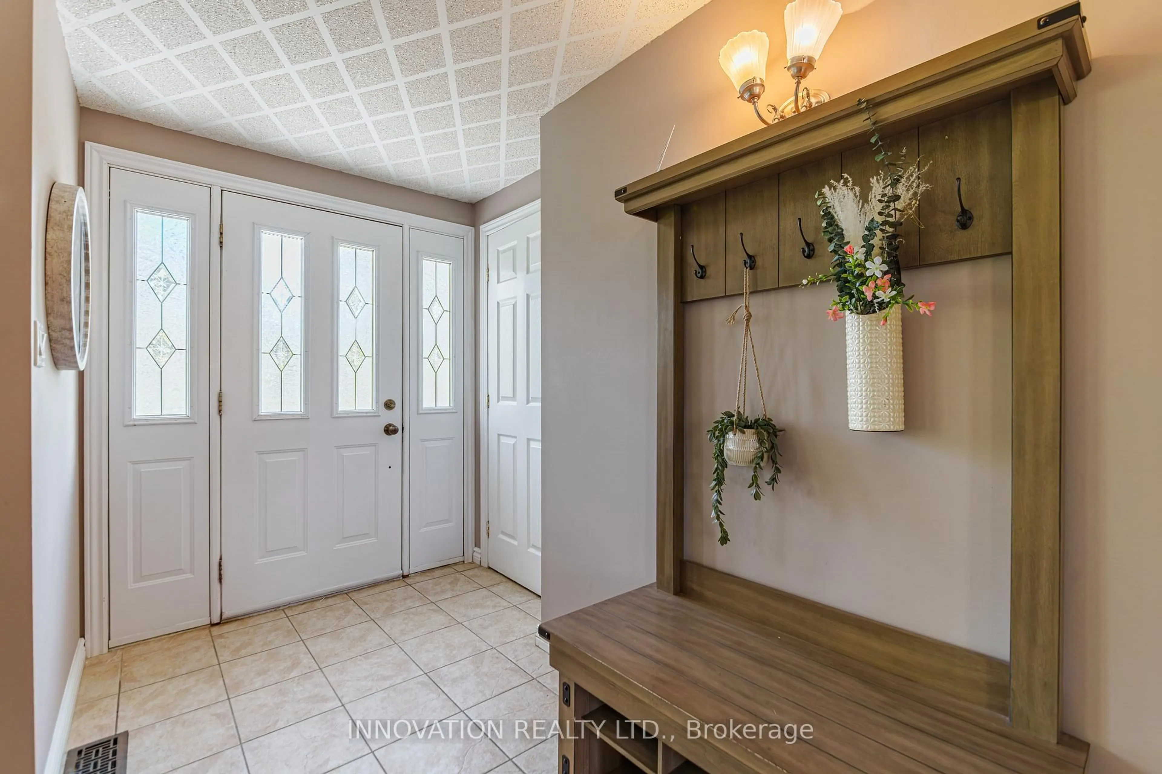 Indoor entryway for 25 King St, Richmond Ontario K0A 2Z0