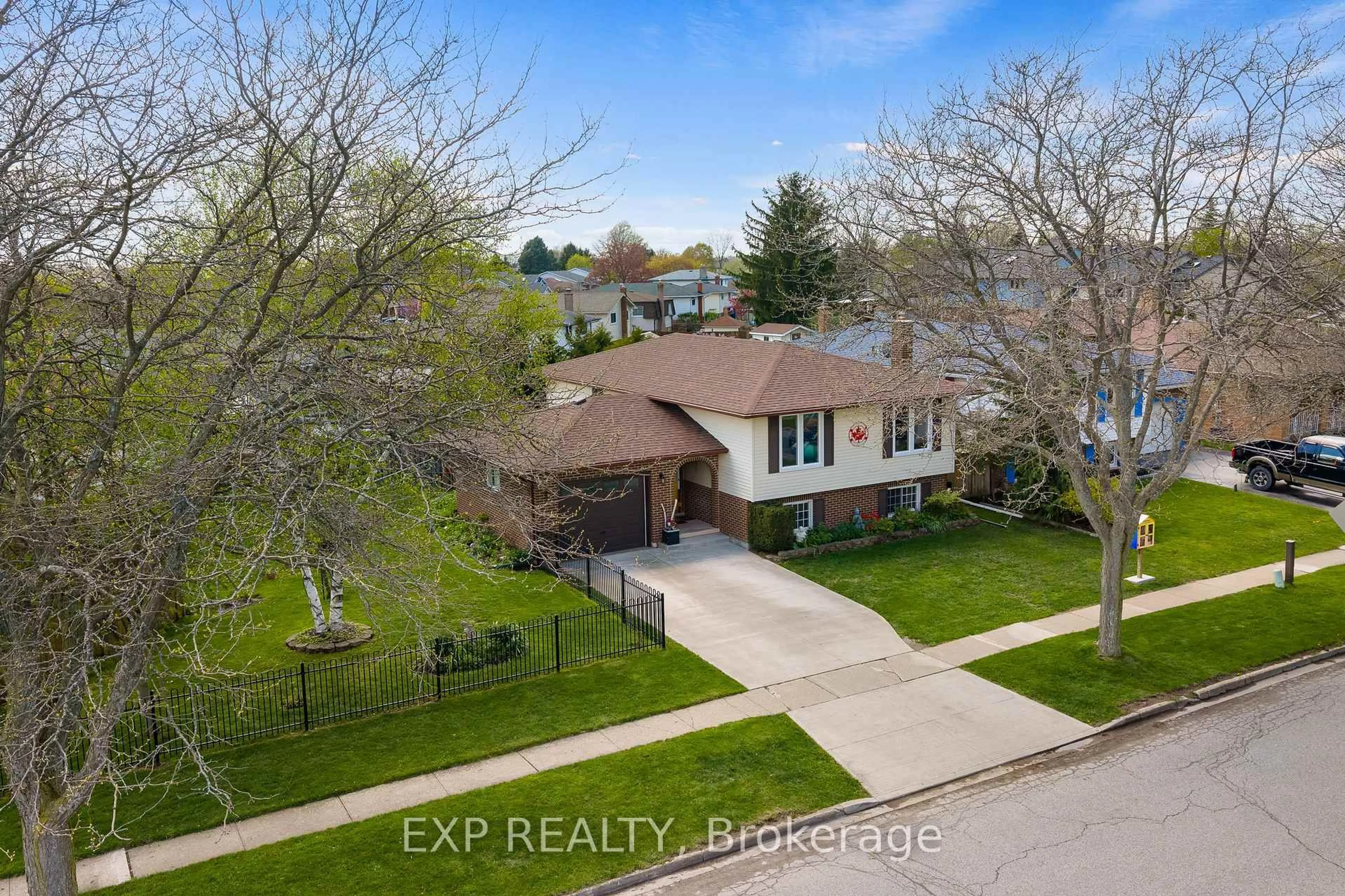 A pic from outside/outdoor area/front of a property/back of a property/a pic from drone, street for 2881 Olden Ave, Niagara Falls Ontario L2J 3Y9