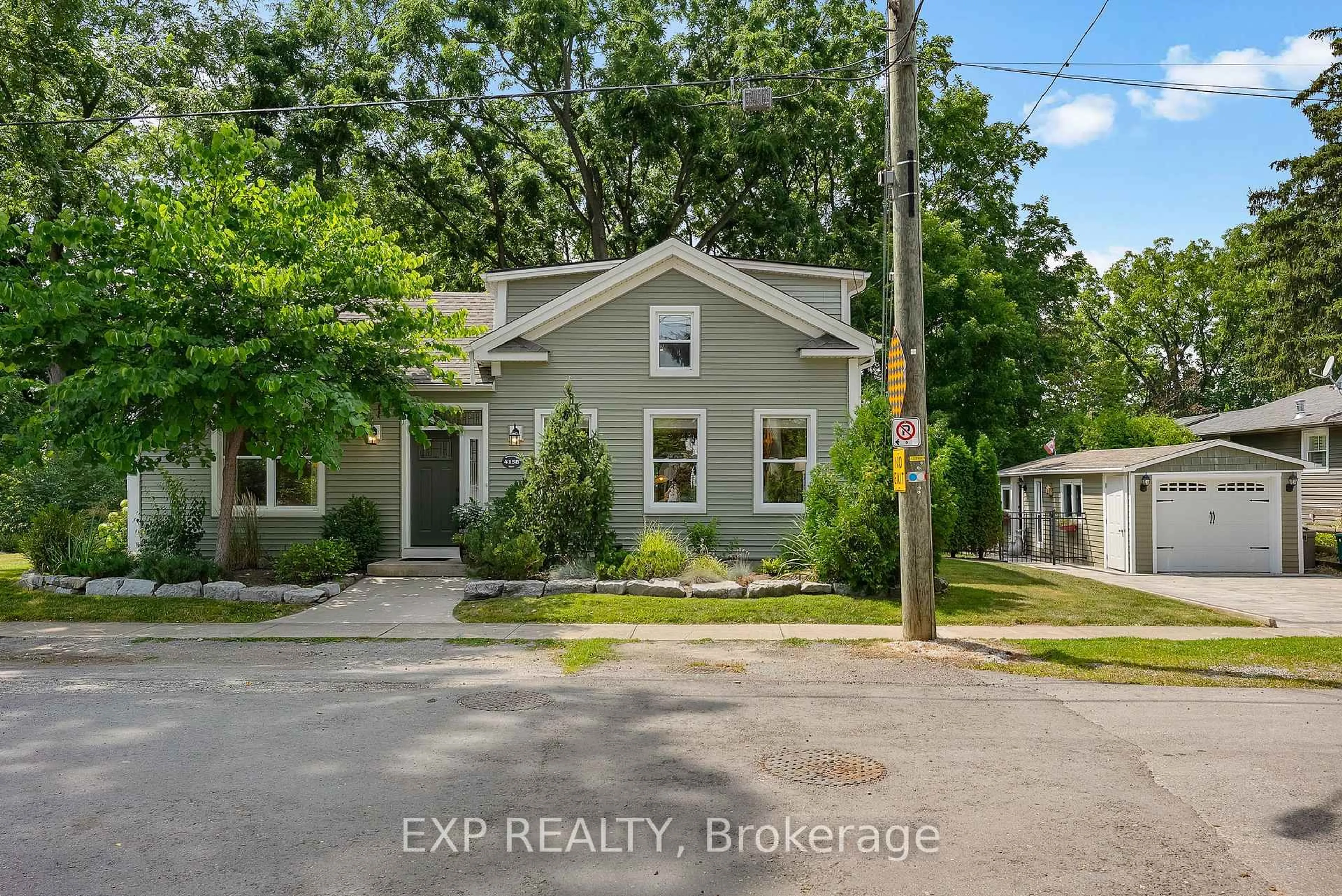 A pic from outside/outdoor area/front of a property/back of a property/a pic from drone, street for 4158 Bridgeport Dr, Lincoln Ontario L0R 2E0
