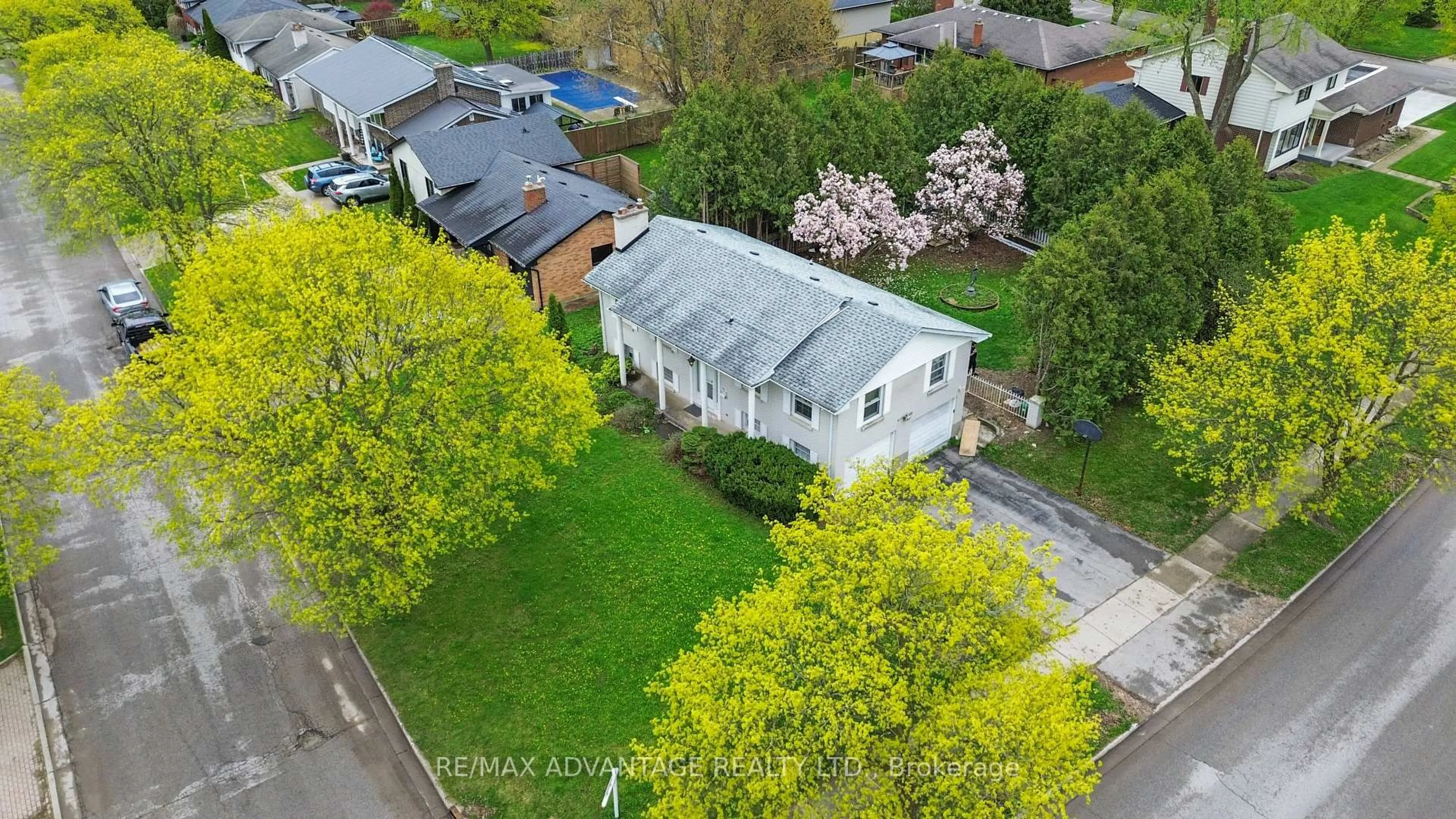 A pic from outside/outdoor area/front of a property/back of a property/a pic from drone, street for 485 Chiddington Ave, London South Ontario N6C 2W1
