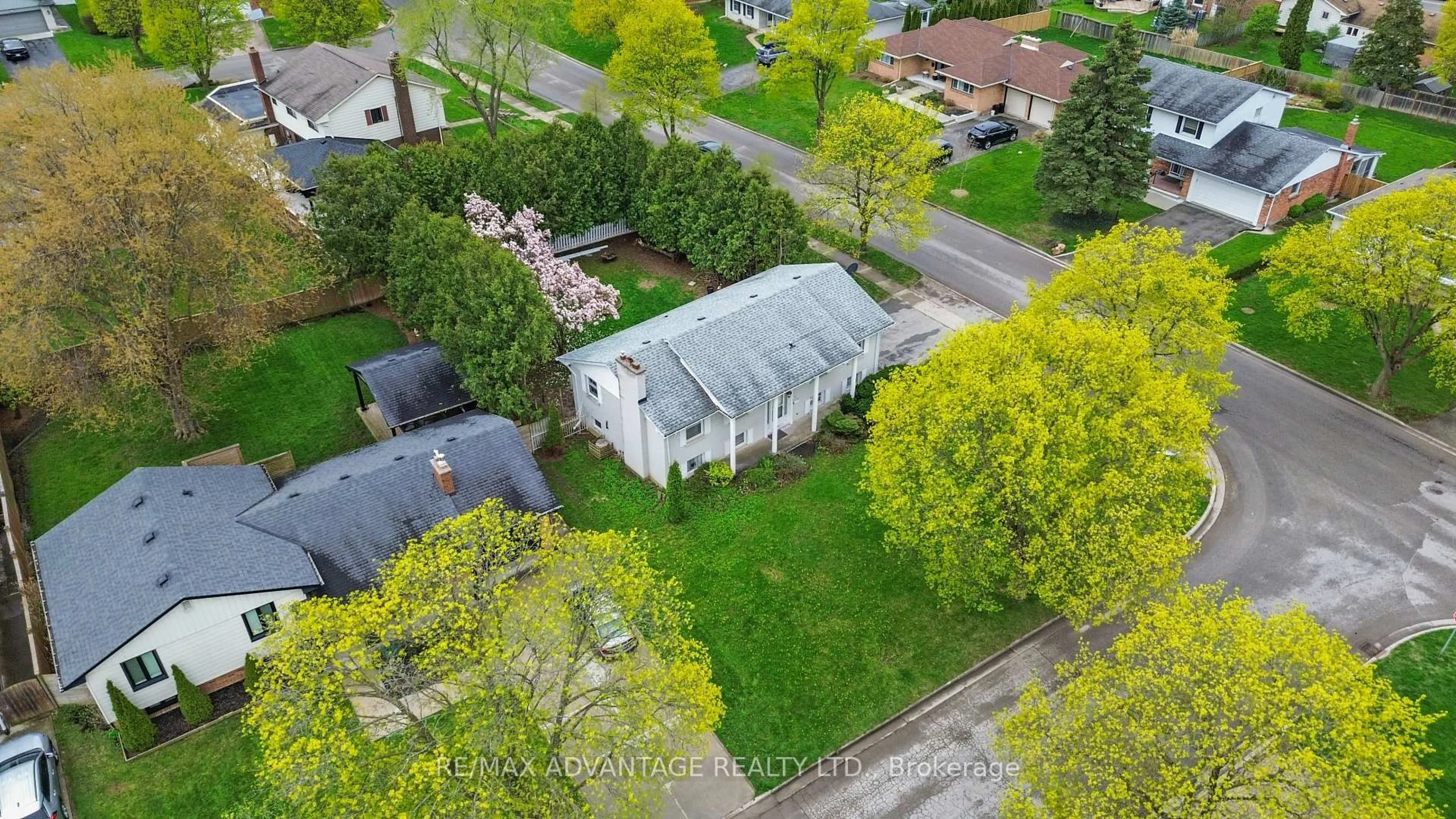 A pic from outside/outdoor area/front of a property/back of a property/a pic from drone, street for 485 Chiddington Ave, London South Ontario N6C 2W1