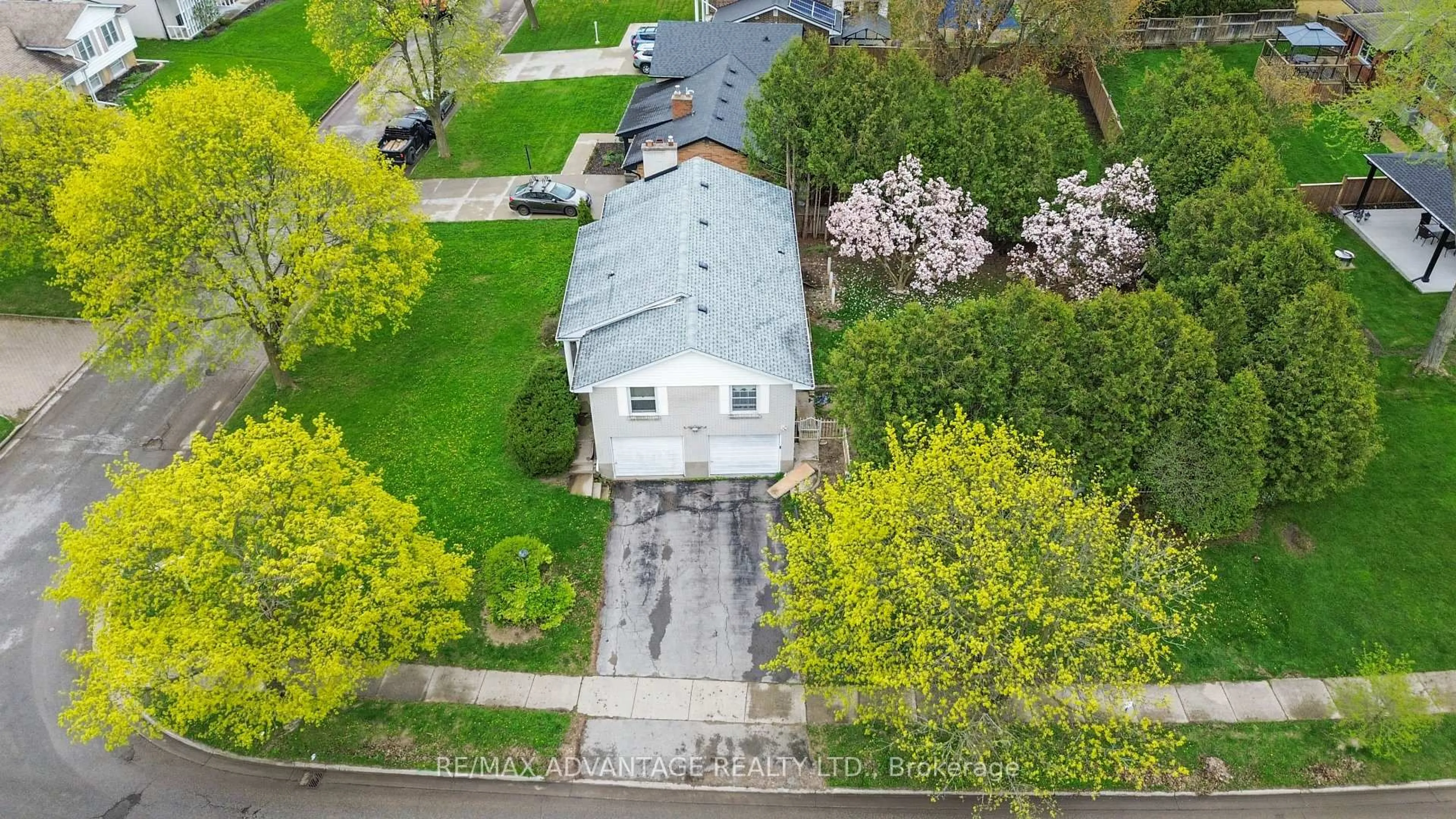 A pic from outside/outdoor area/front of a property/back of a property/a pic from drone, street for 485 Chiddington Ave, London South Ontario N6C 2W1