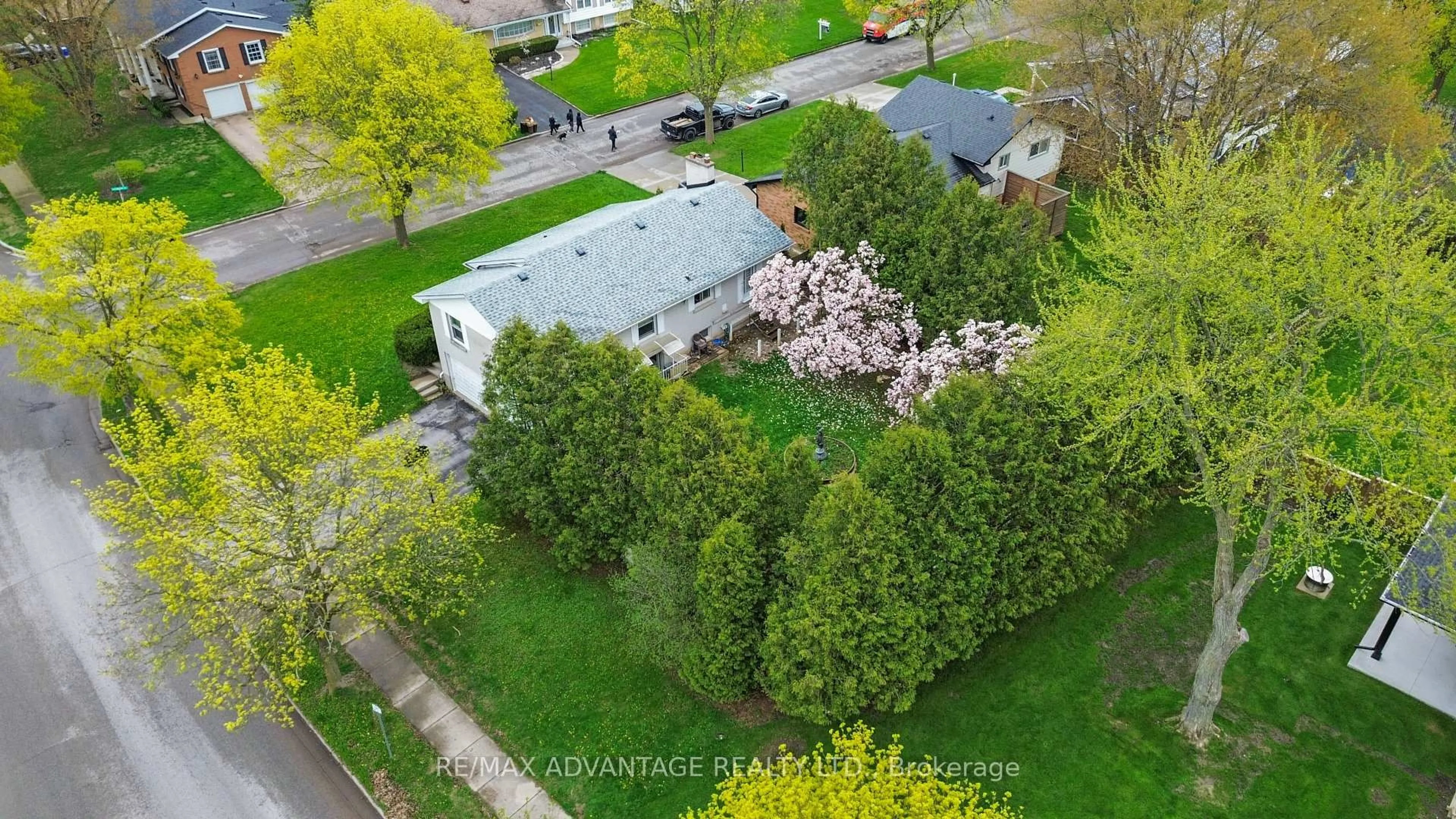 A pic from outside/outdoor area/front of a property/back of a property/a pic from drone, street for 485 Chiddington Ave, London South Ontario N6C 2W1