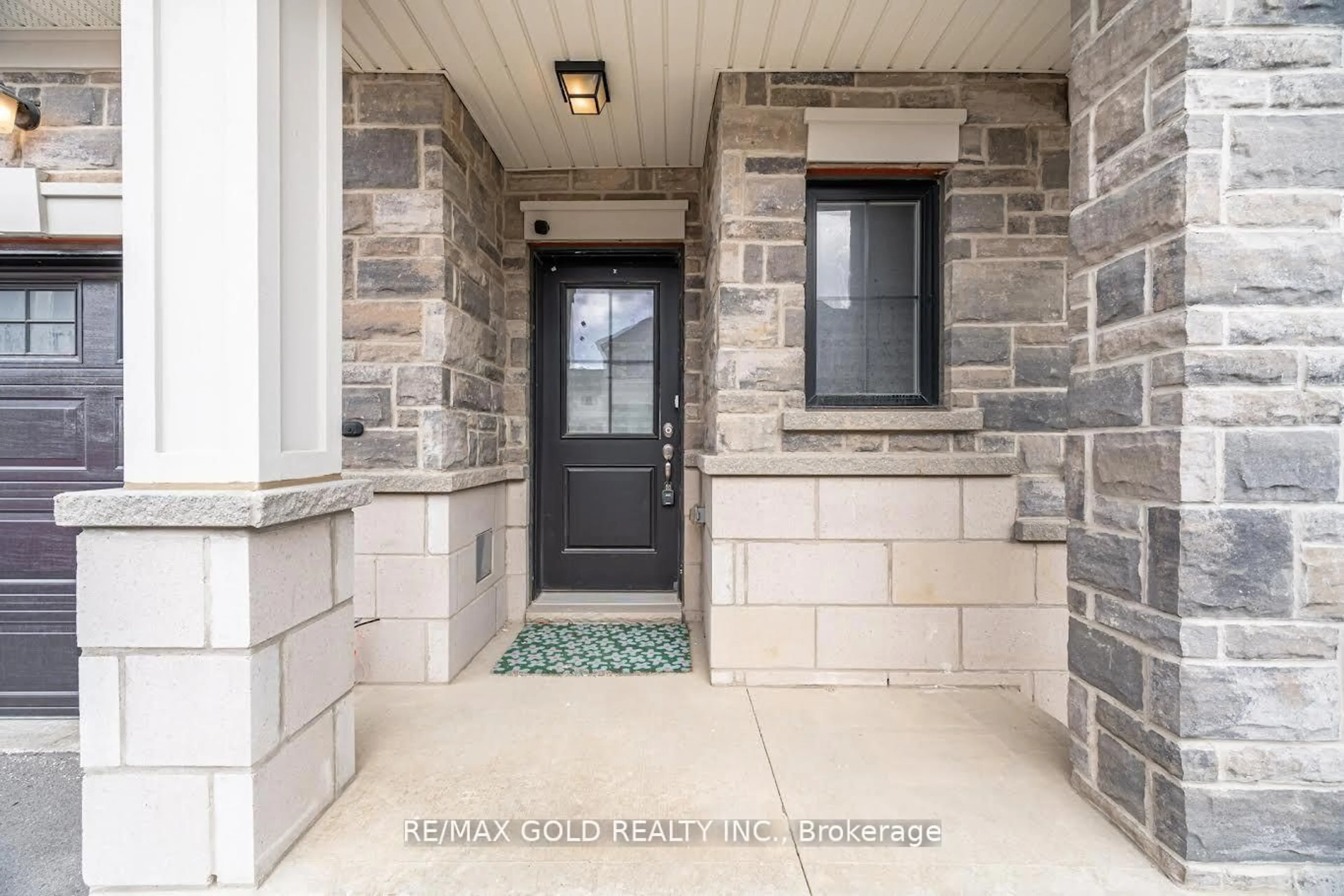 Indoor entryway for 30 Mia Dr #2, Hamilton Ontario L9B 0K1