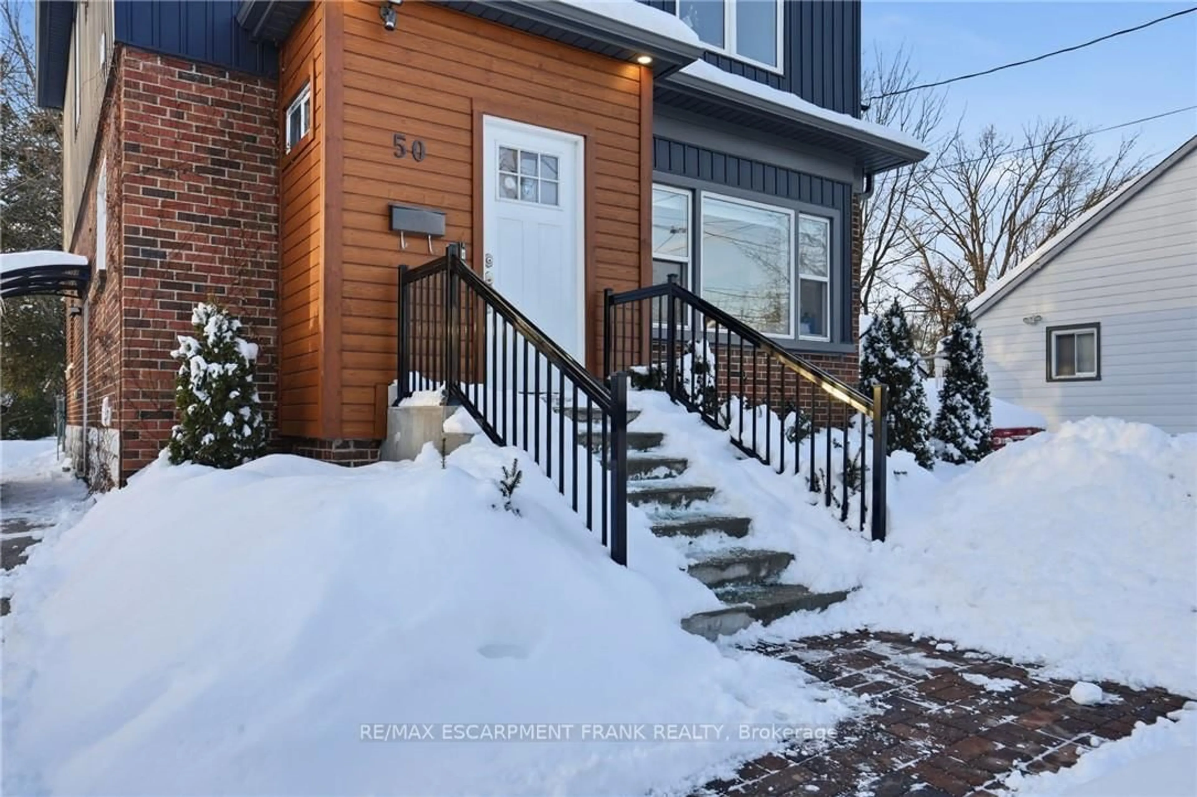 Indoor entryway for 50 Broadway Ave, Hamilton Ontario L8S 2V7
