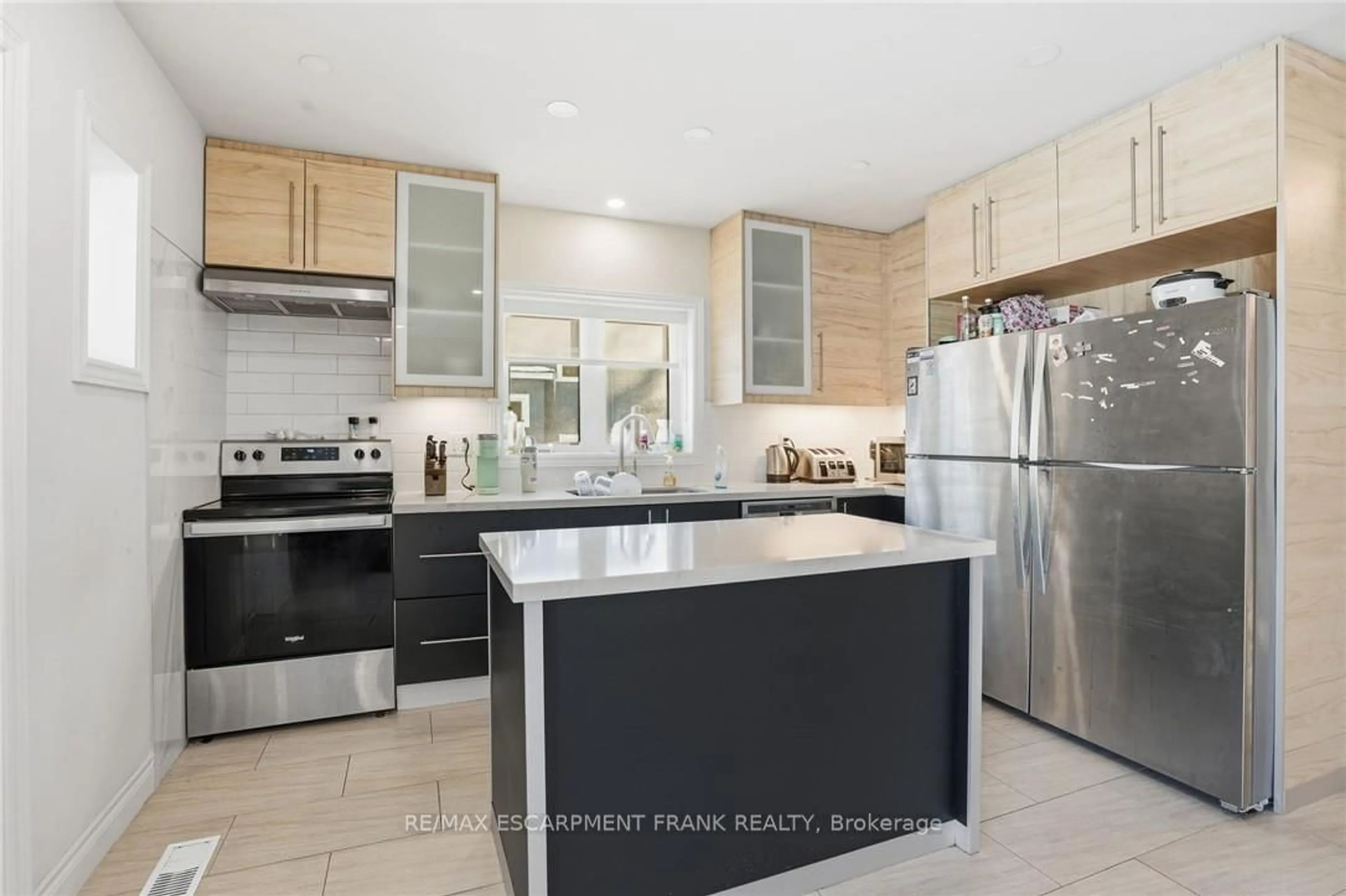 Contemporary kitchen, ceramic/tile floor for 50 Broadway Ave, Hamilton Ontario L8S 2V7