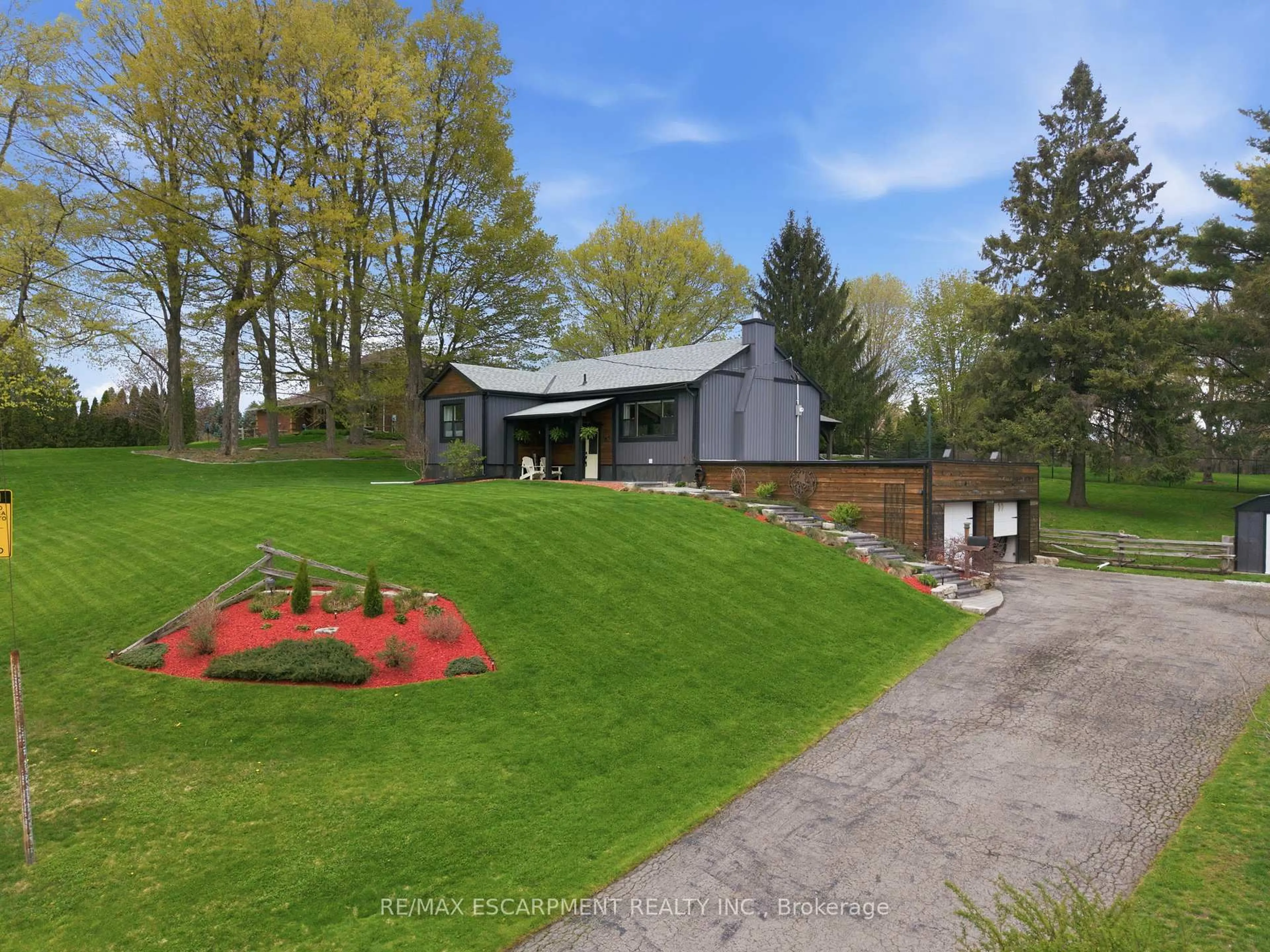 A pic from outside/outdoor area/front of a property/back of a property/a pic from drone, street for 577 Harvest Rd, Hamilton Ontario L9H 5K8