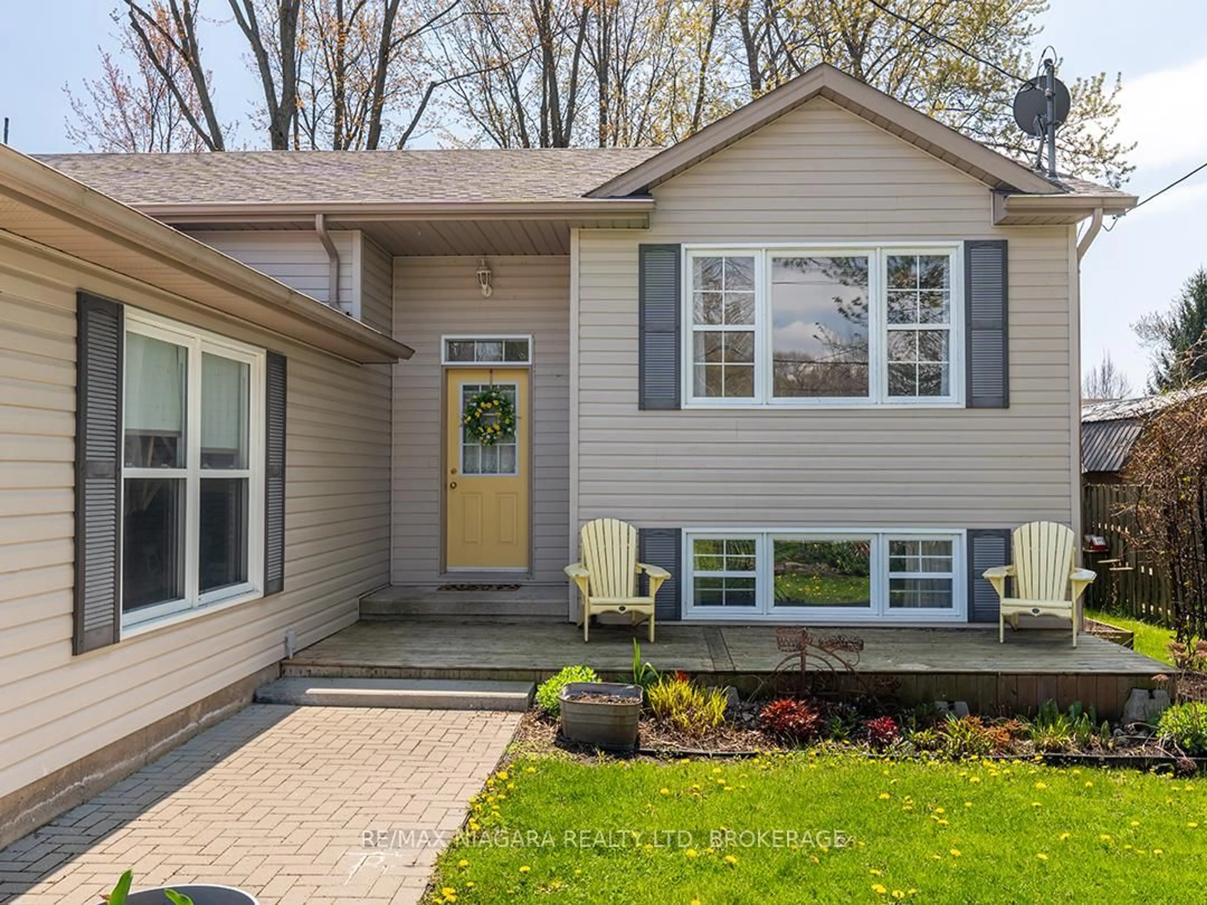 Home with vinyl exterior material, street for 3325 Evadere Ave, Fort Erie Ontario L0S 1N0