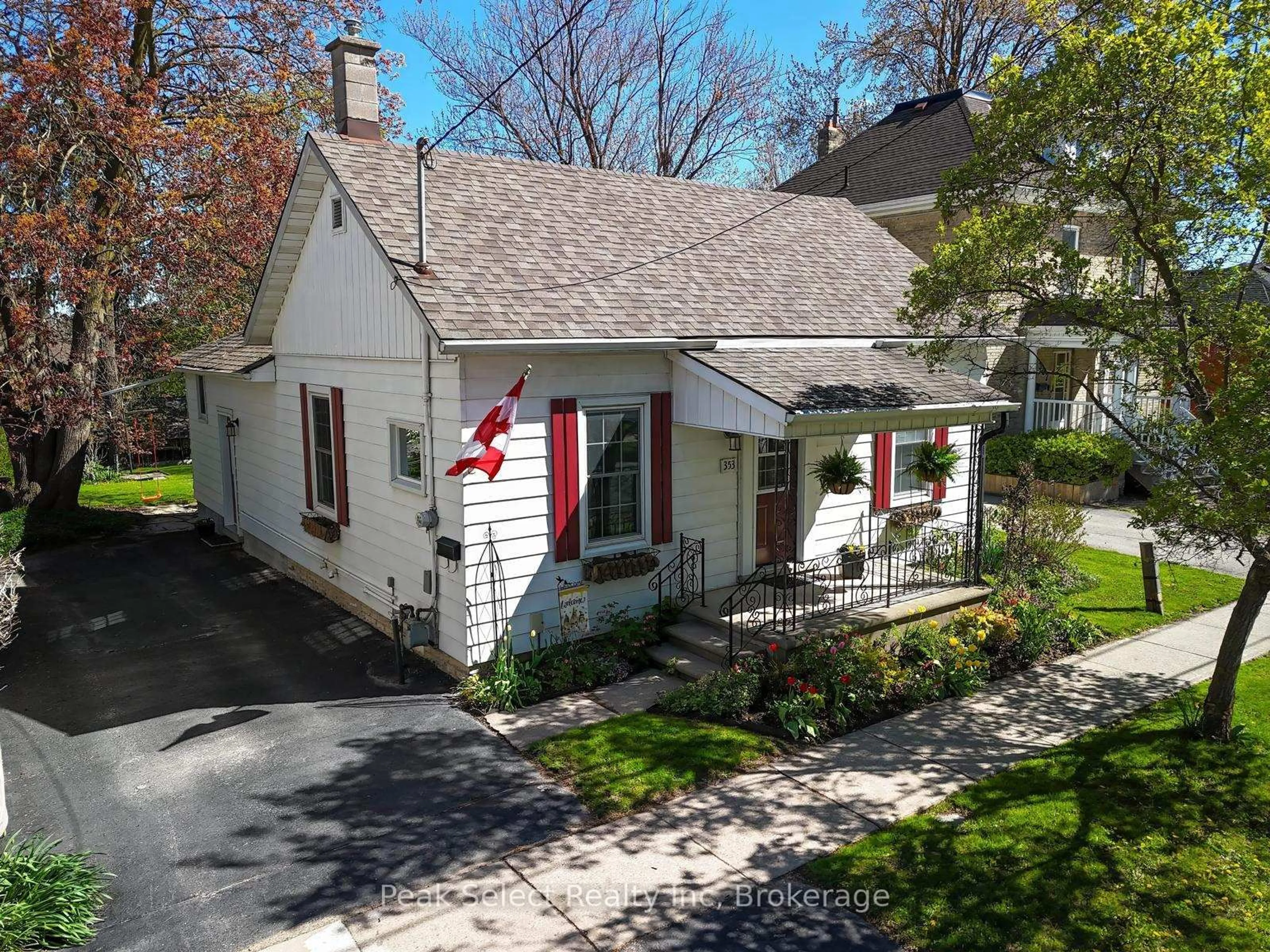 A pic from outside/outdoor area/front of a property/back of a property/a pic from drone, street for 353 Queen St, St. Marys Ontario N4X 1B8