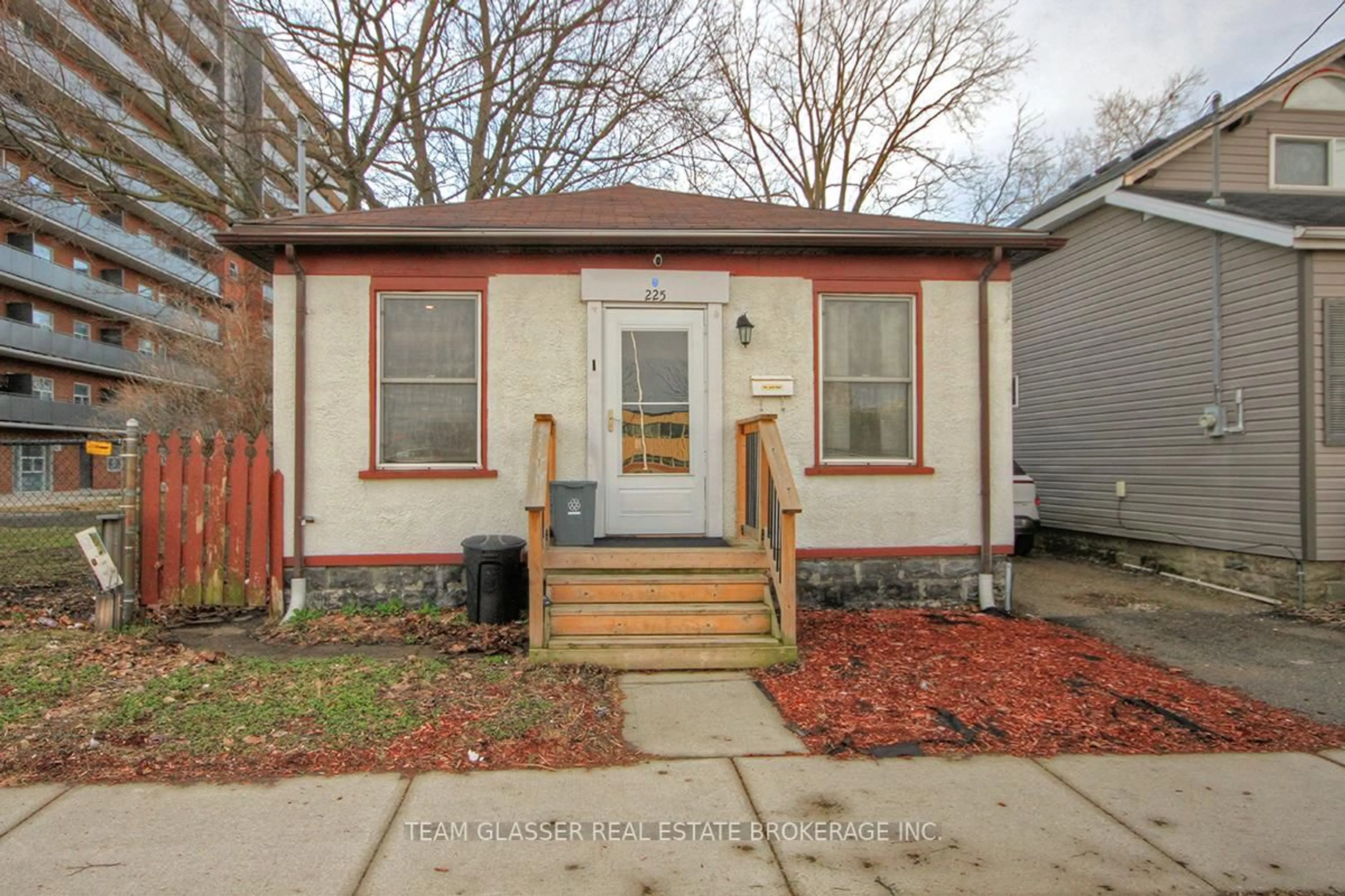 Unknown for 225 Simcoe St, London East Ontario N6B 1J3
