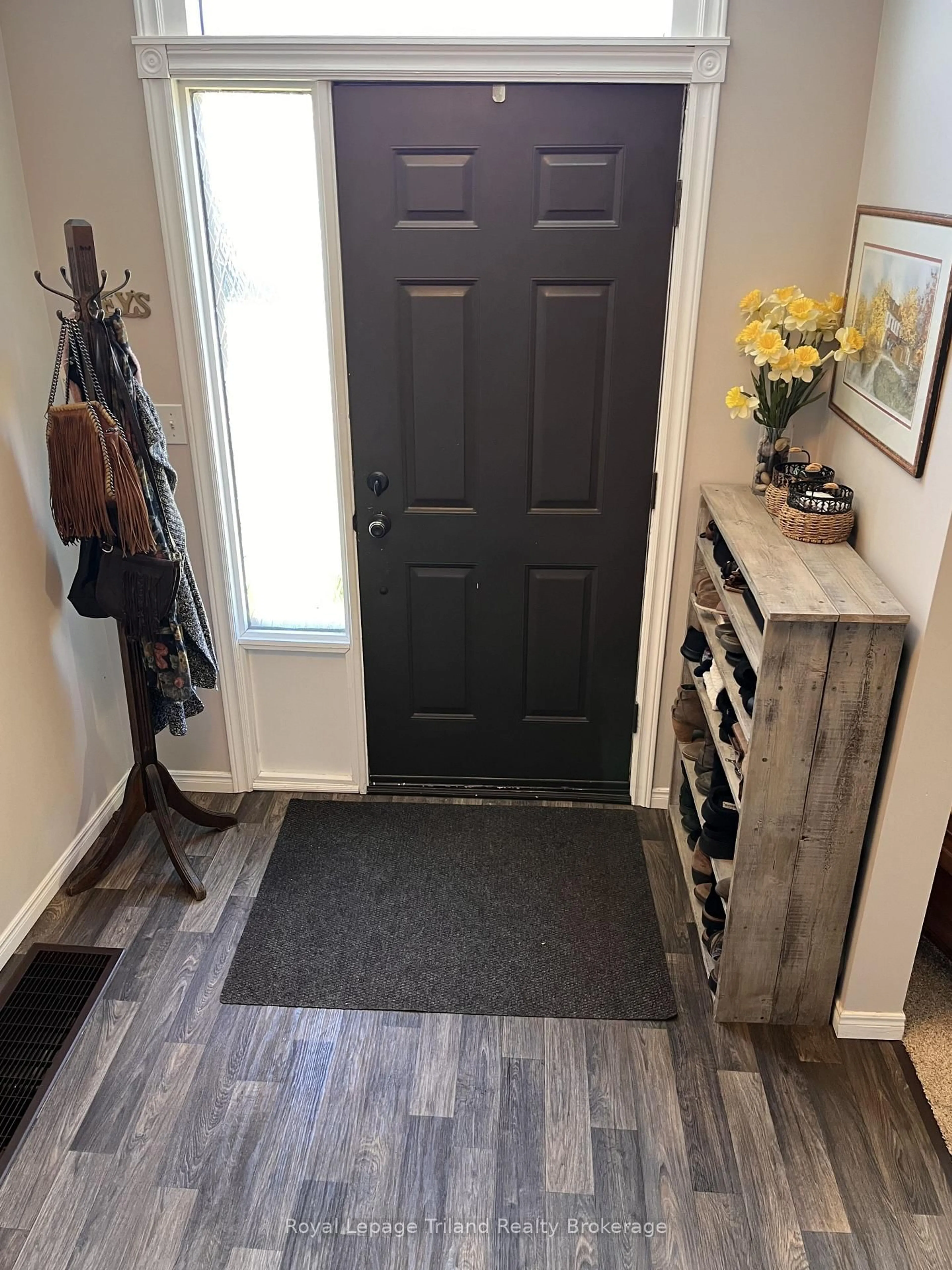 Indoor entryway for 14 Elgin St, Norwich Ontario N0J 1P0