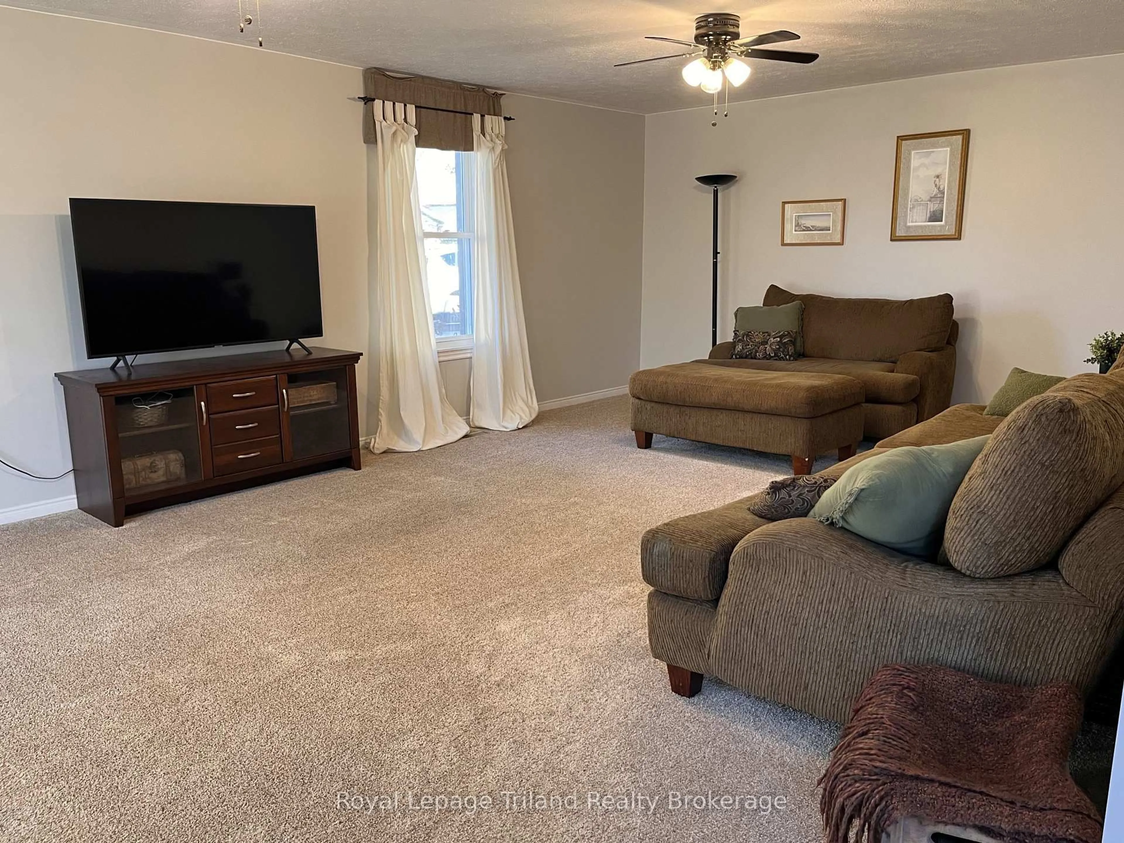 Living room with furniture, carpet floor for 14 Elgin St, Norwich Ontario N0J 1P0