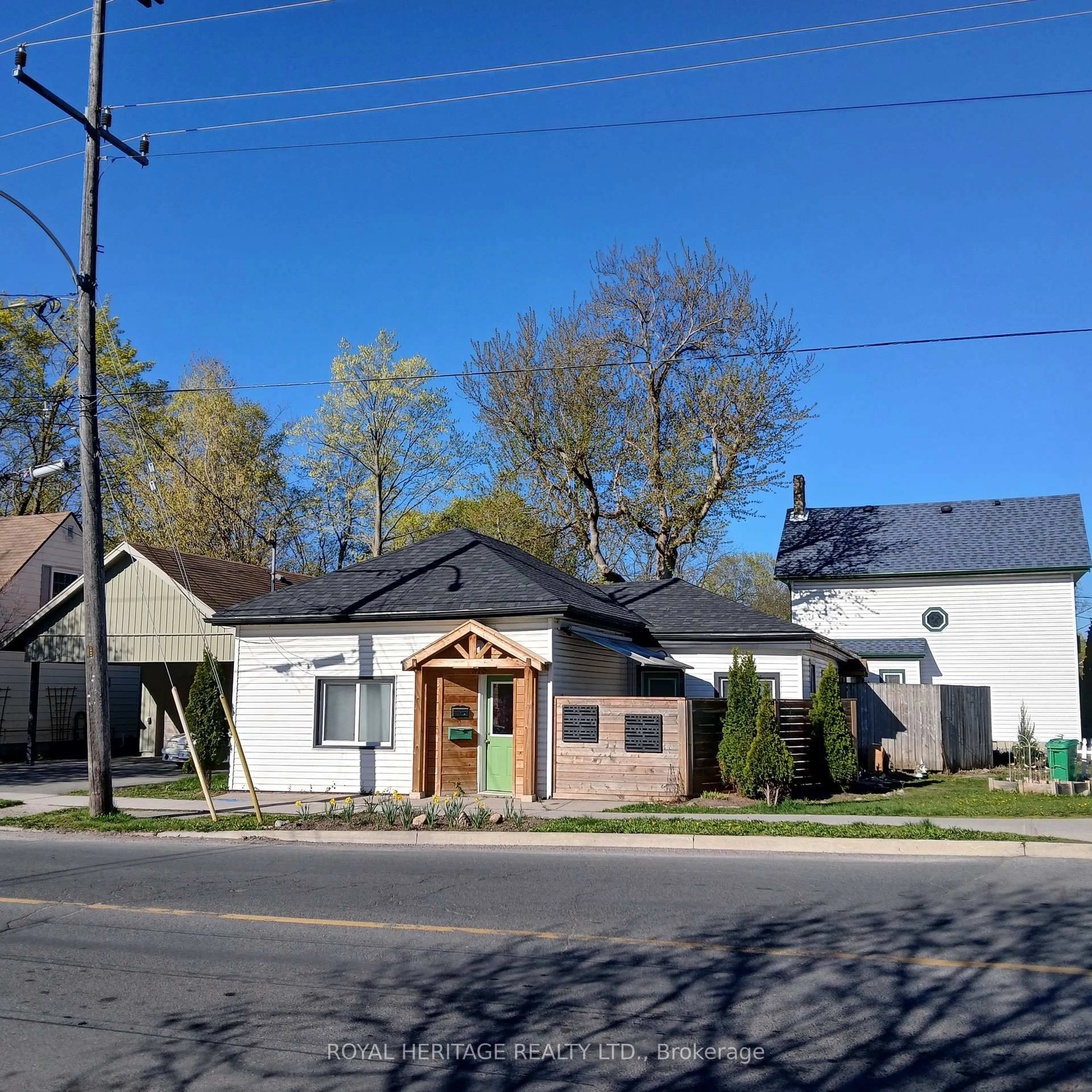 A pic from outside/outdoor area/front of a property/back of a property/a pic from drone, street for 515 Park St, Peterborough Ontario K9H 4R5