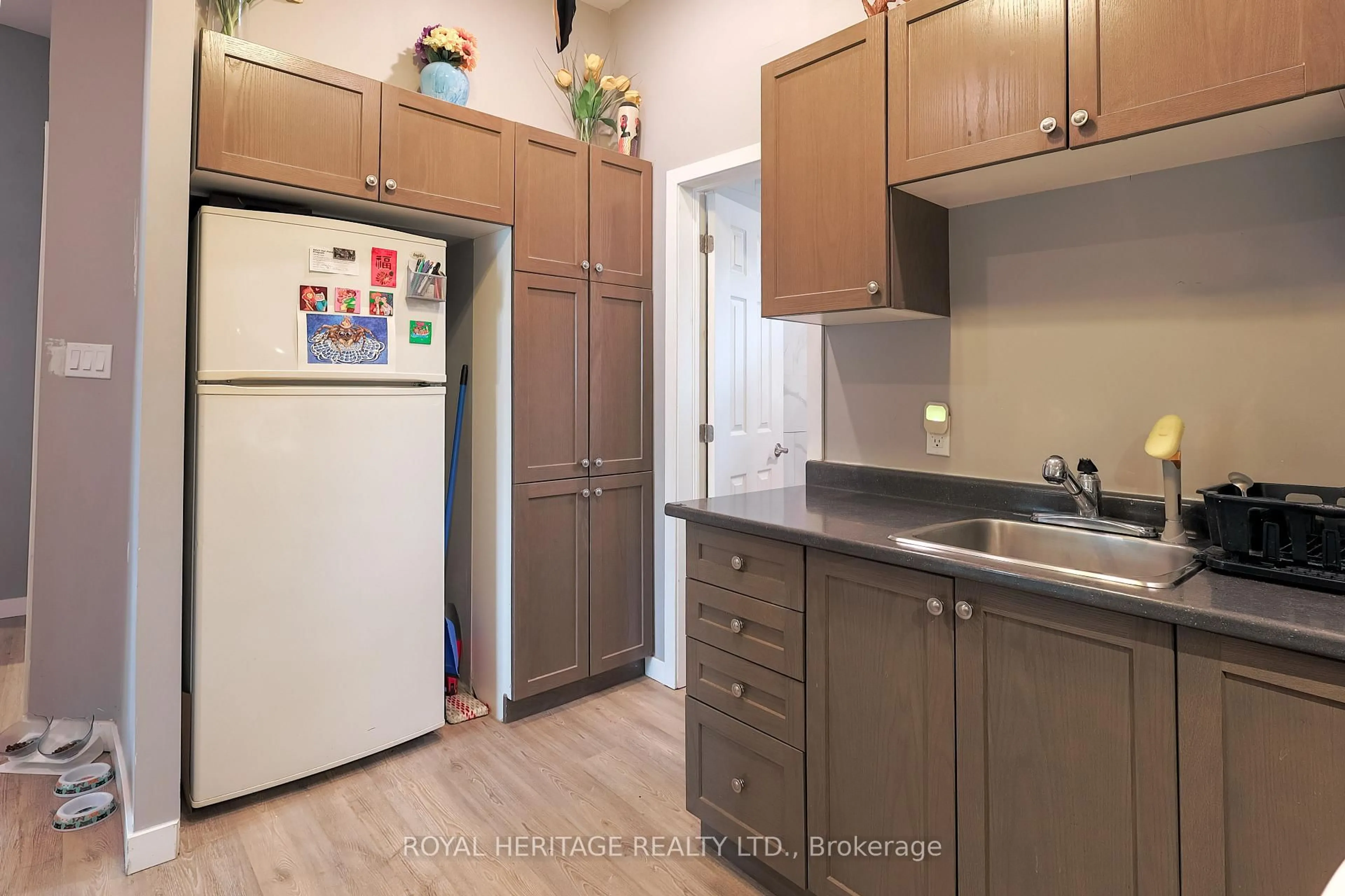 Standard kitchen, unknown for 515 Park St, Peterborough Ontario K9H 4R5