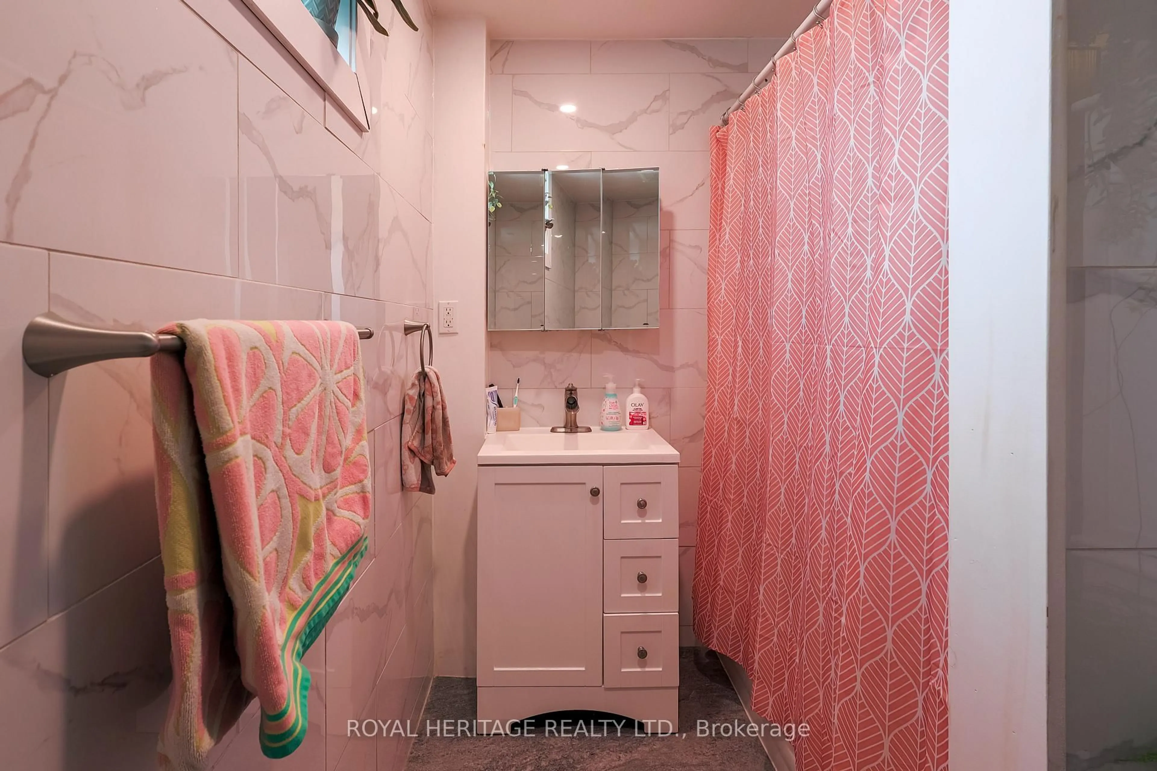 Standard bathroom, ceramic/tile floor for 515 Park St, Peterborough Ontario K9H 4R5