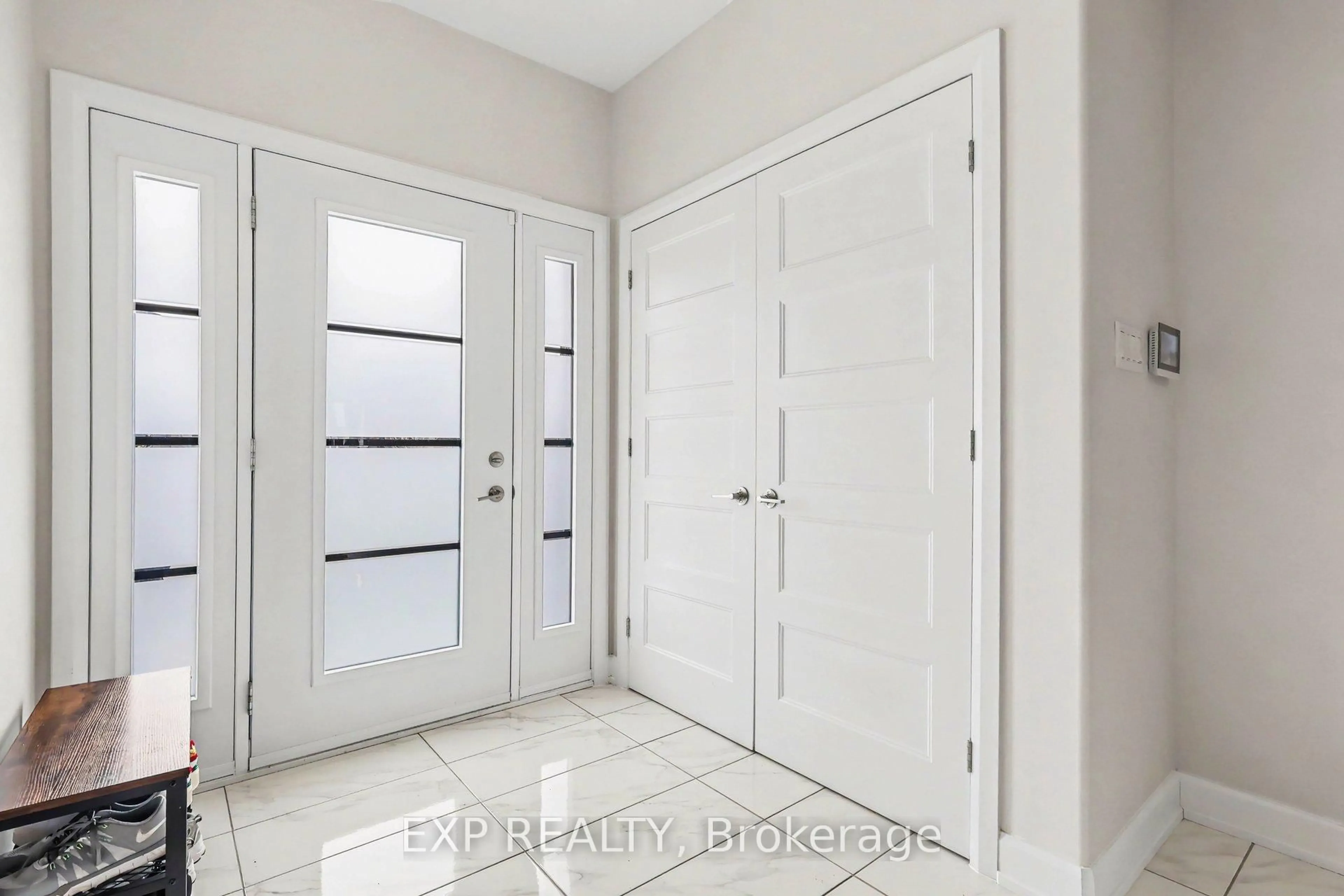 Indoor entryway for 520 Lucent St, Russell Ontario K4R 0G3