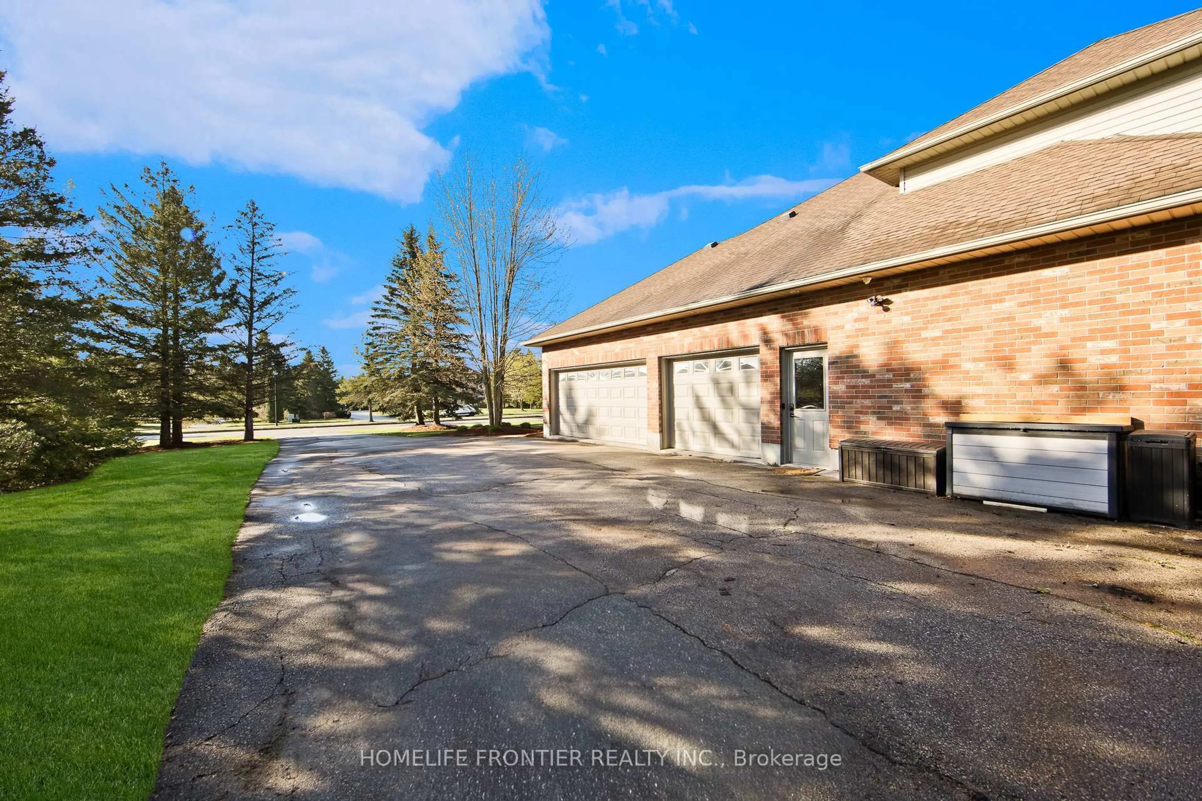 A pic from outside/outdoor area/front of a property/back of a property/a pic from drone, street for 17 Bridle Path, Puslinch Ontario N0B 2J0