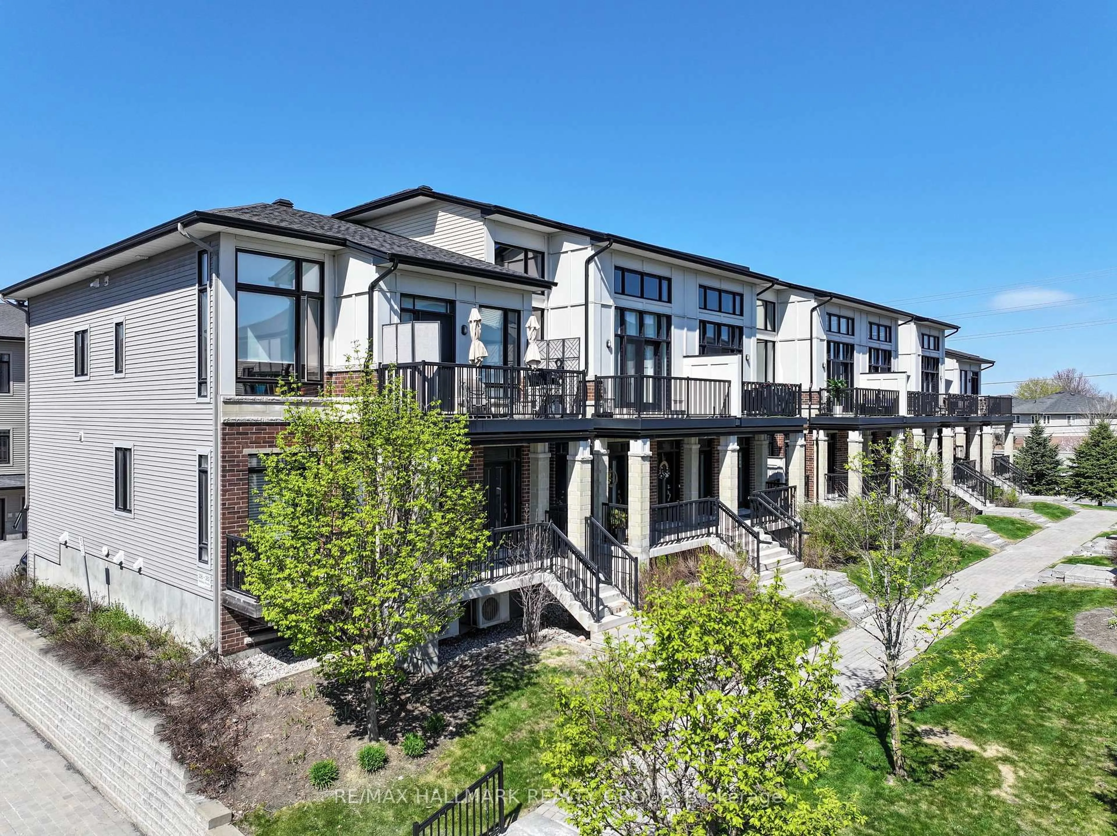 A pic from outside/outdoor area/front of a property/back of a property/a pic from drone, street for 264 Pembina Private #92, Ottawa Ontario K4M 0G7