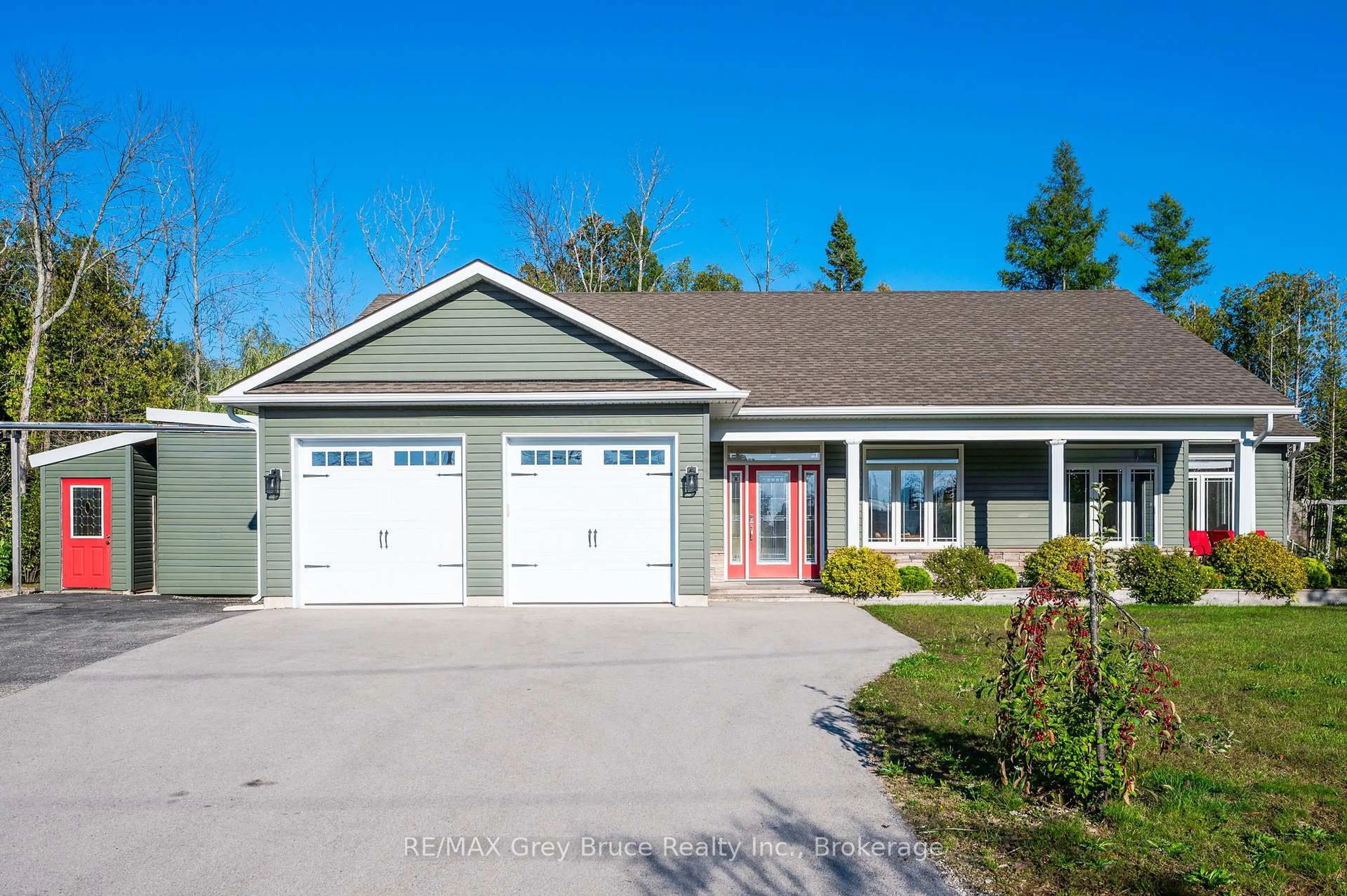 Home with vinyl exterior material, street for 10 WILLIAMSON Pl, South Bruce Peninsula Ontario N0H 2T0