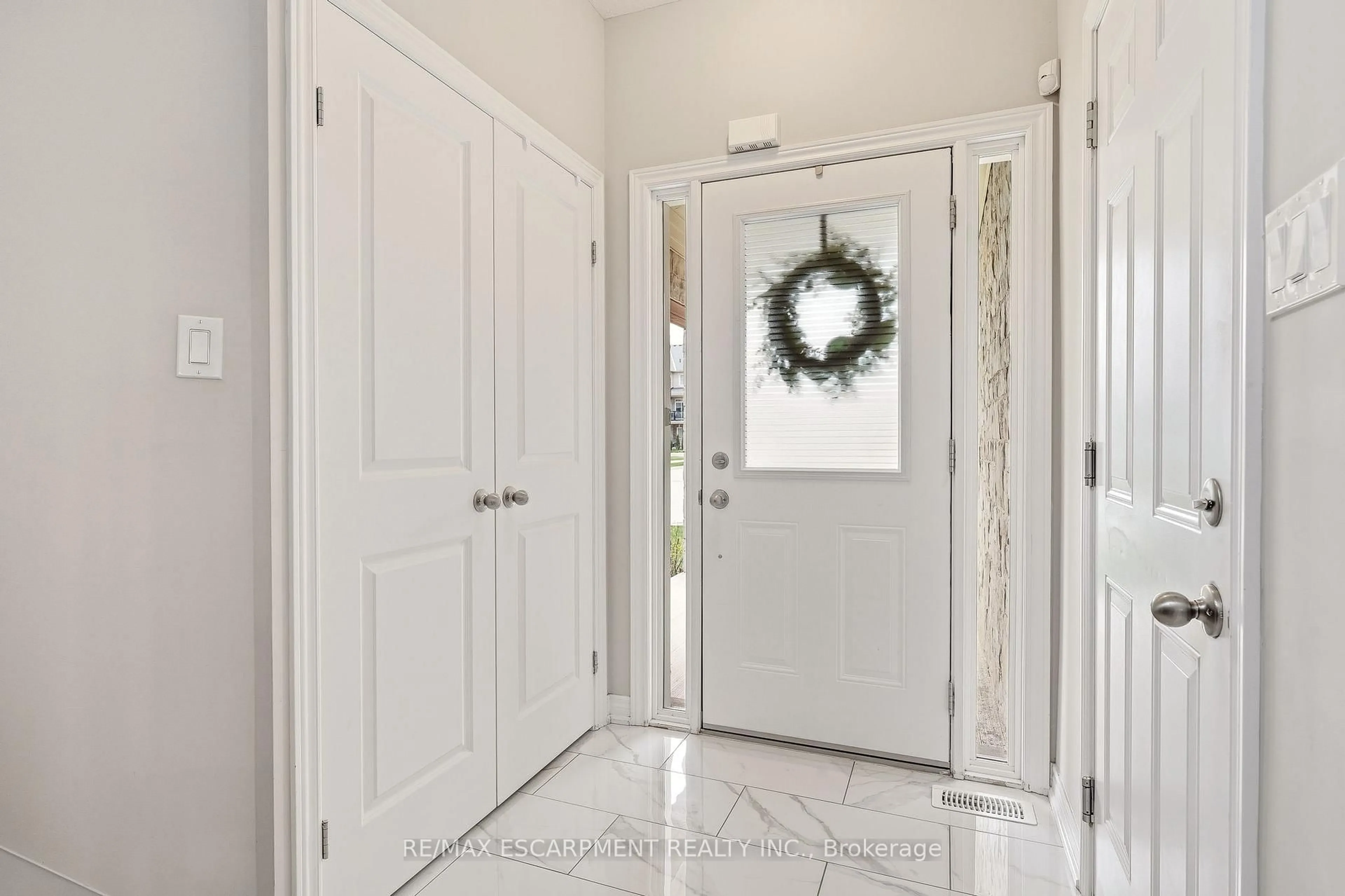 Indoor entryway for 131 Sonoma Lane, Hamilton Ontario L8E 0J9