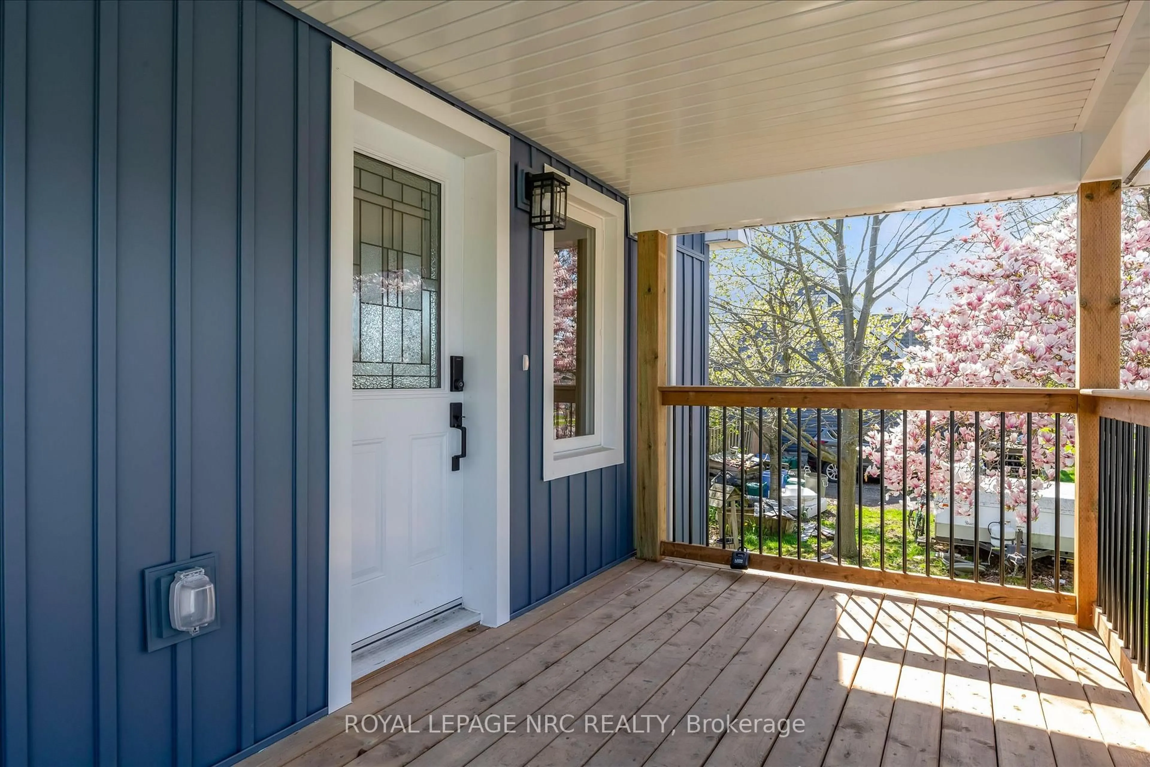 Indoor entryway for 81 Christmas St, Port Colborne Ontario L3K 1M4