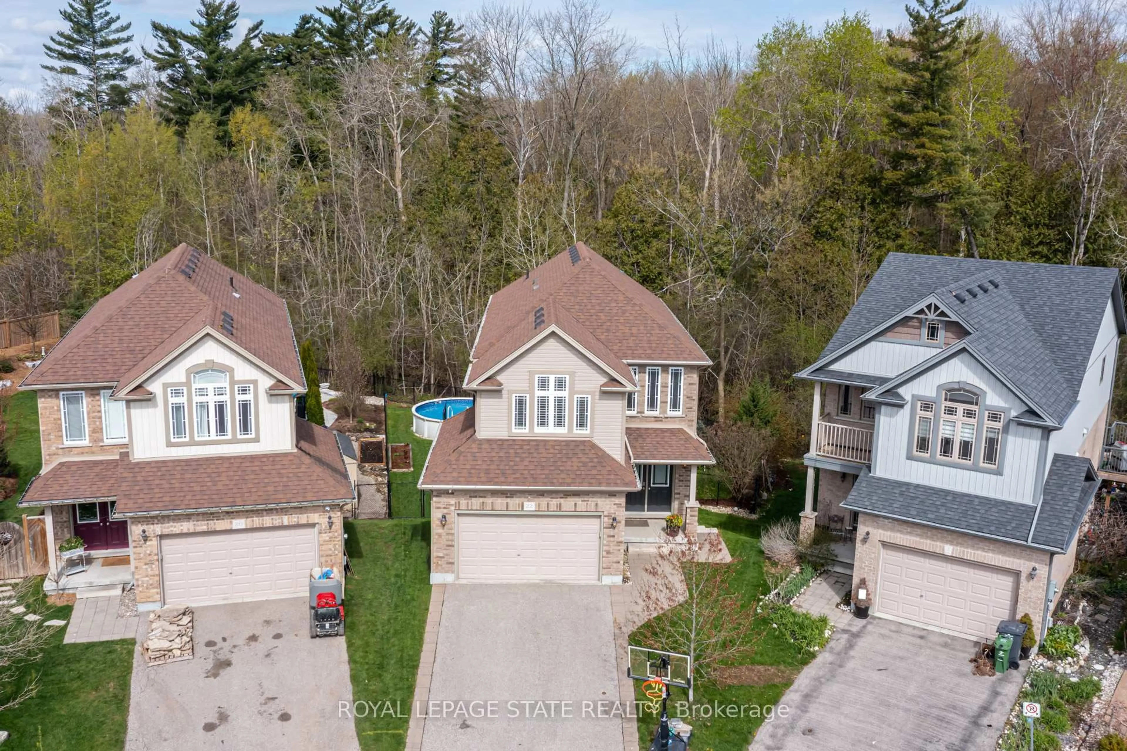 A pic from outside/outdoor area/front of a property/back of a property/a pic from drone, street for 22 Rooke Crt, Guelph Ontario N1K 0B8