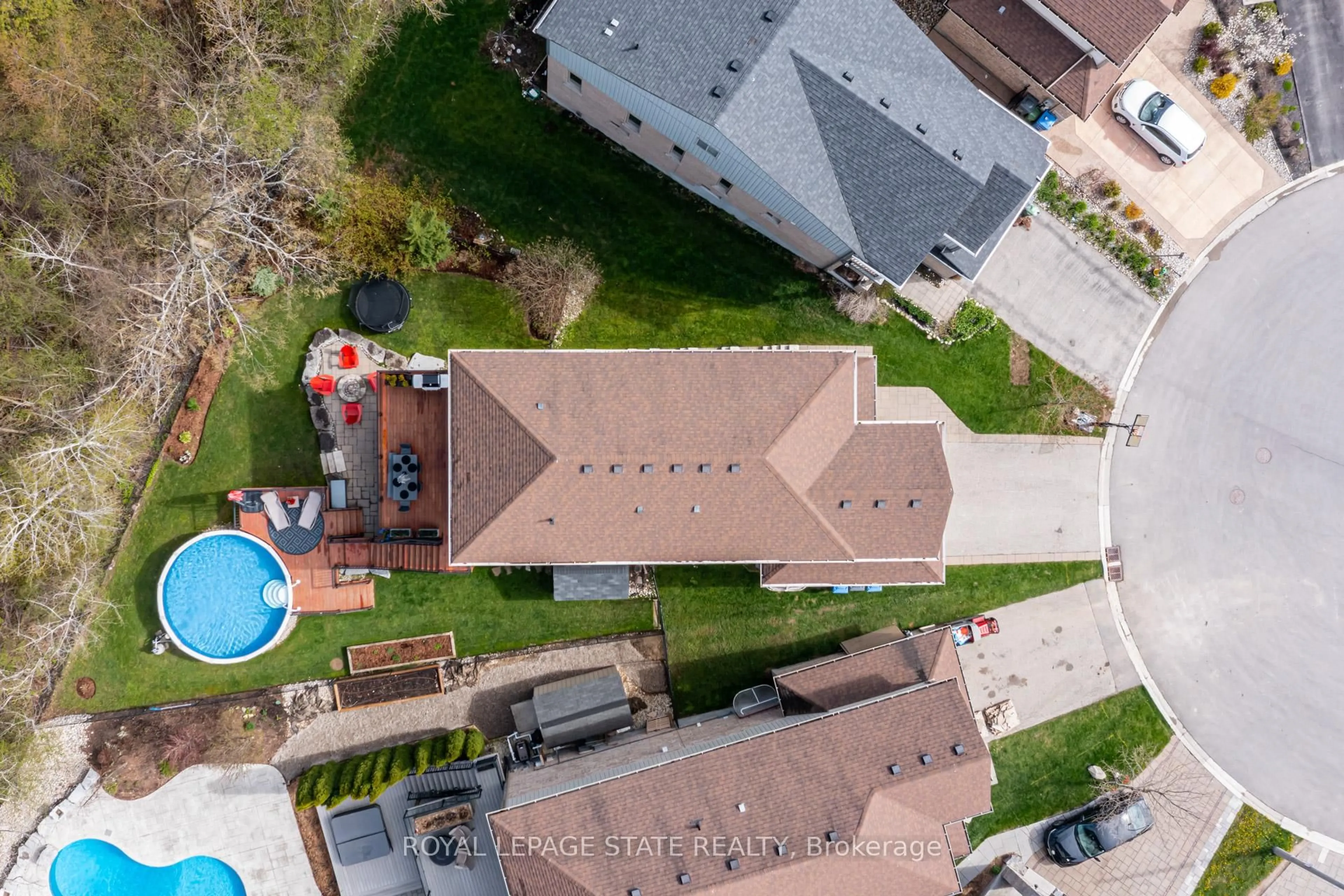 A pic from outside/outdoor area/front of a property/back of a property/a pic from drone, unknown for 22 Rooke Crt, Guelph Ontario N1K 0B8