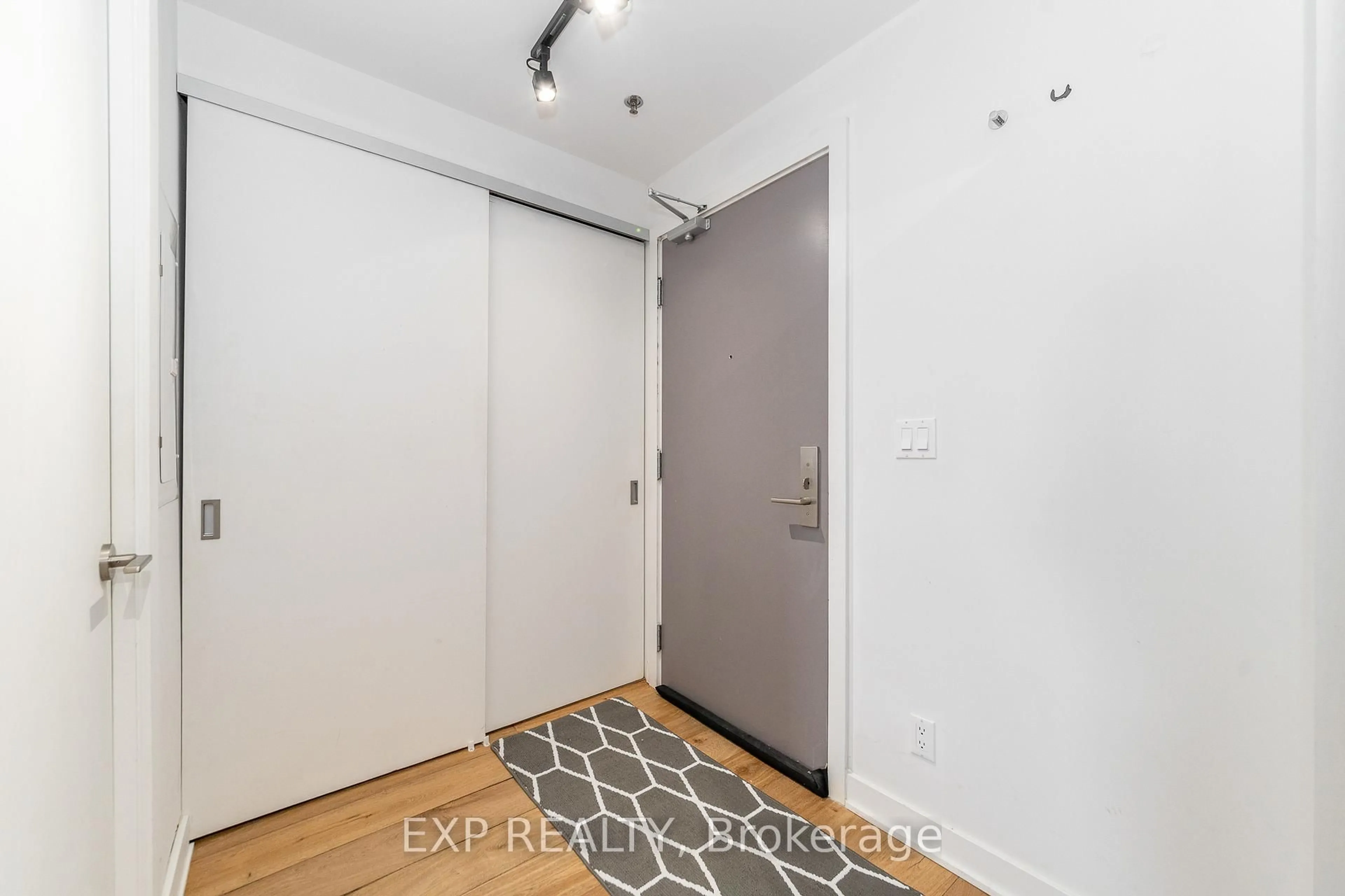Indoor entryway for 203 CATHERINE St #1102, Ottawa Ontario K2P 1J5