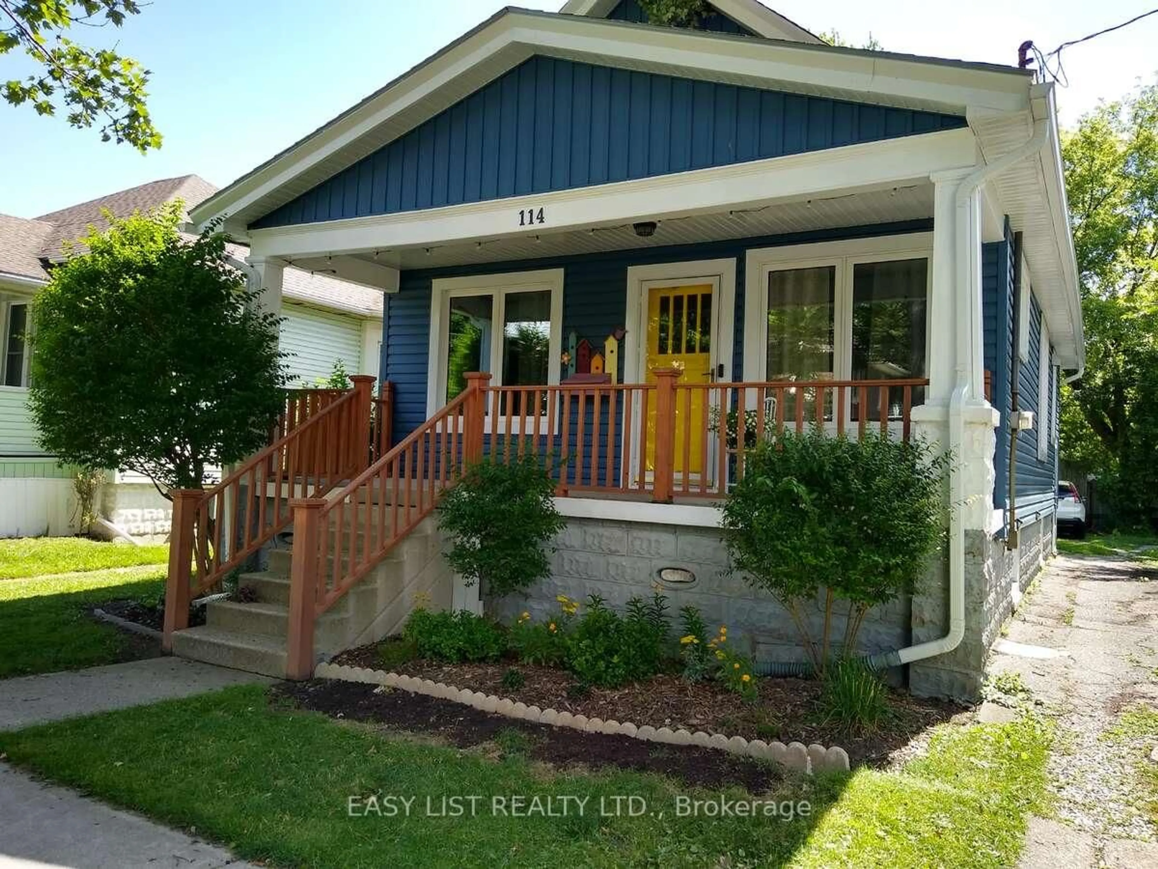 Home with vinyl exterior material, street for 114 College Ave, Sarnia Ontario N7T 6A9