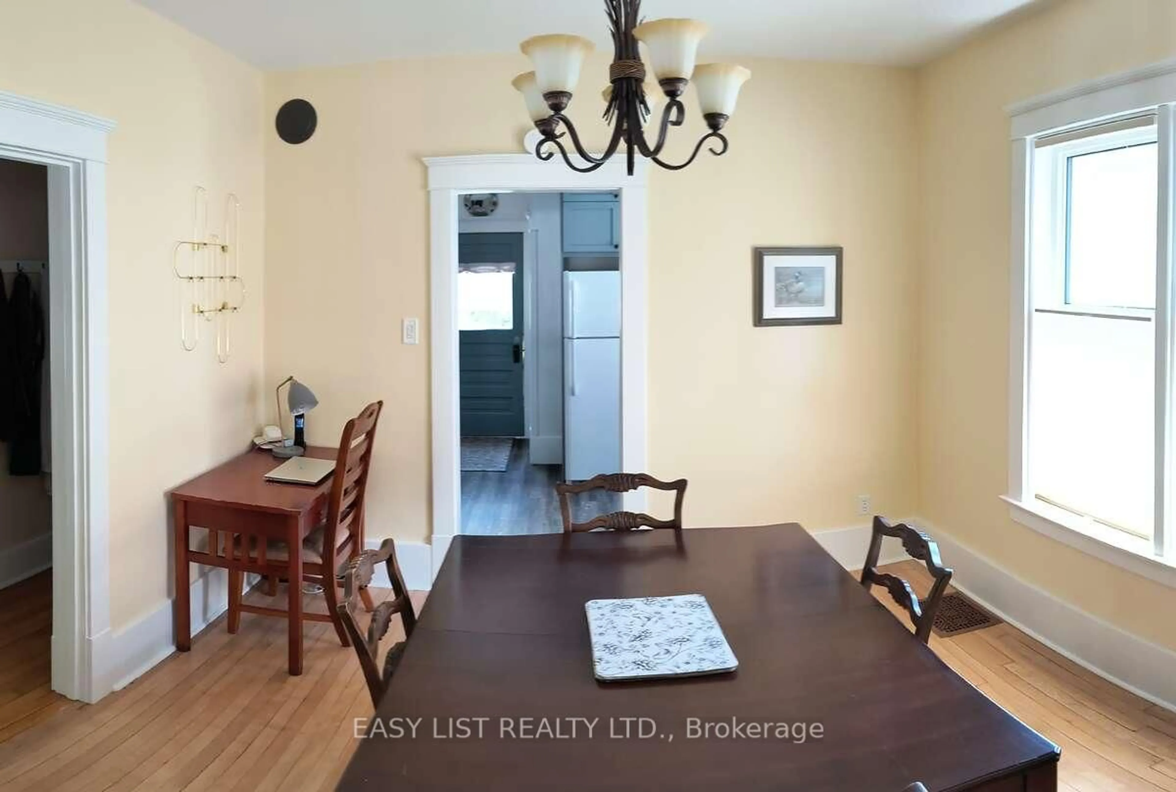 Dining room, wood/laminate floor for 114 College Ave, Sarnia Ontario N7T 6A9