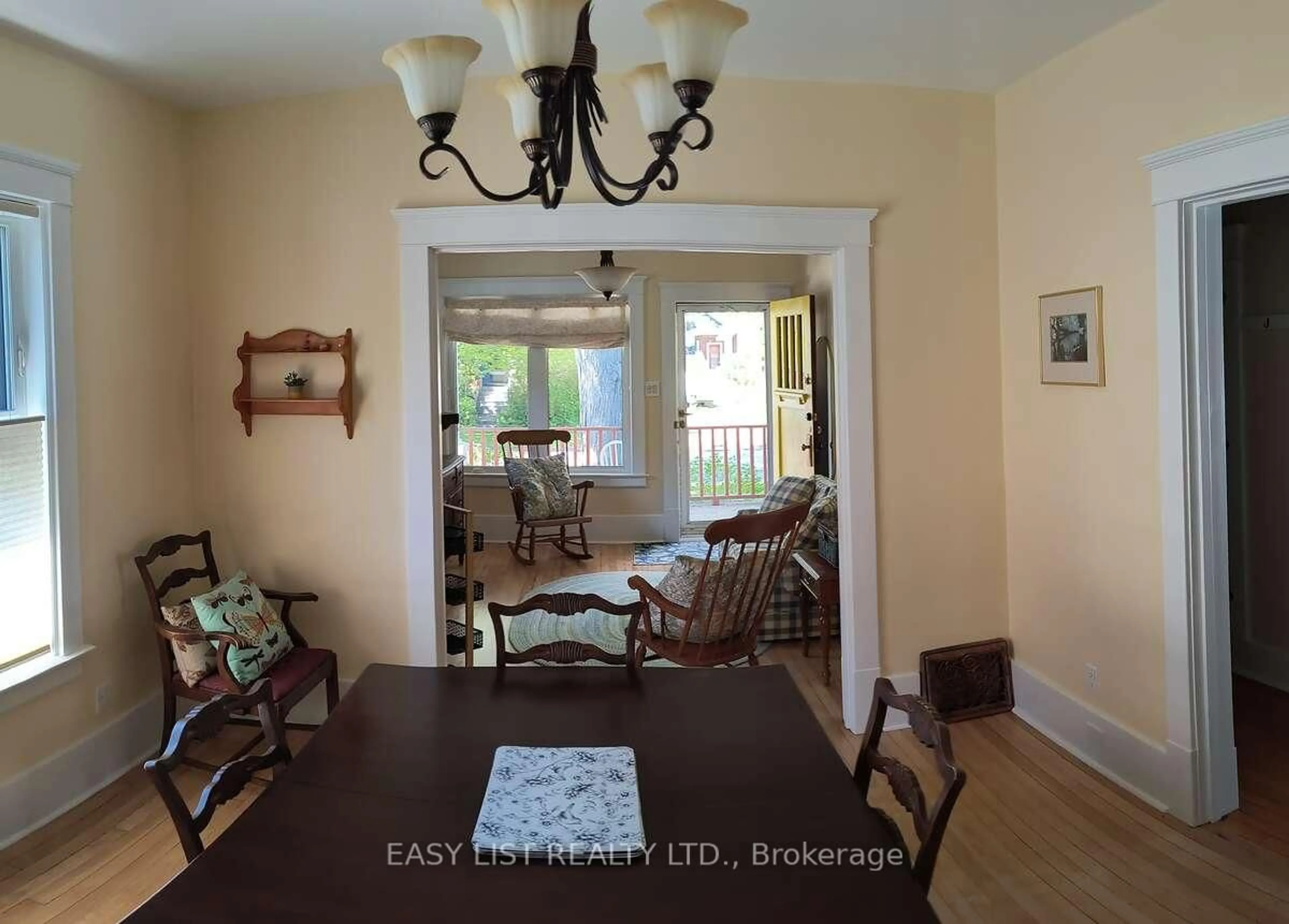 Dining room, wood/laminate floor for 114 College Ave, Sarnia Ontario N7T 6A9