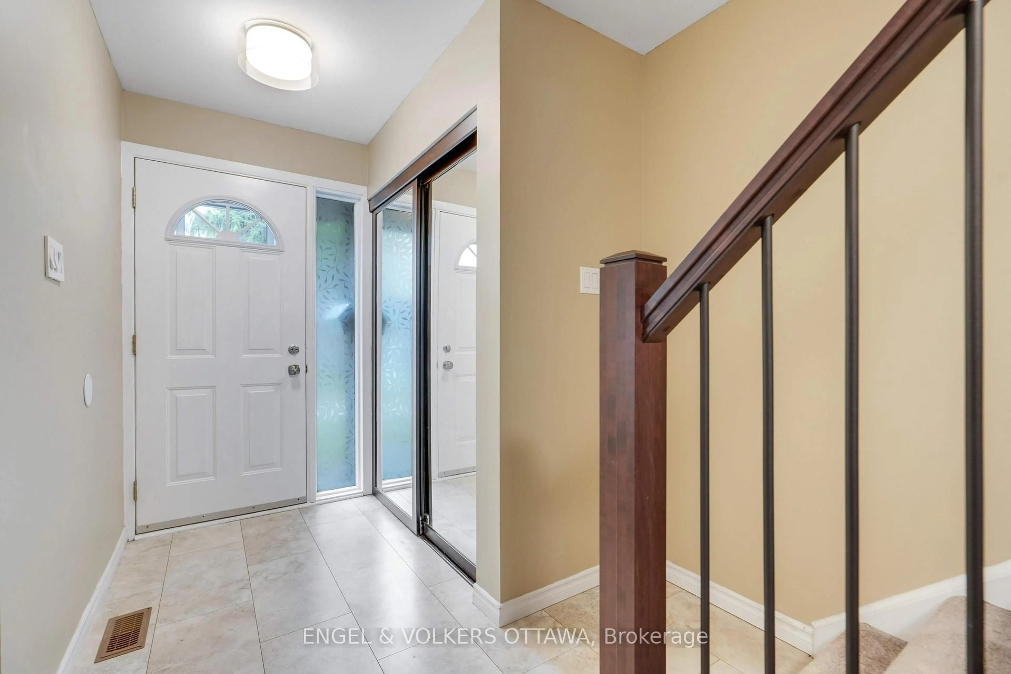 Indoor entryway for 2111 Montreal Rd #33, Ottawa Ontario K1J 8M8