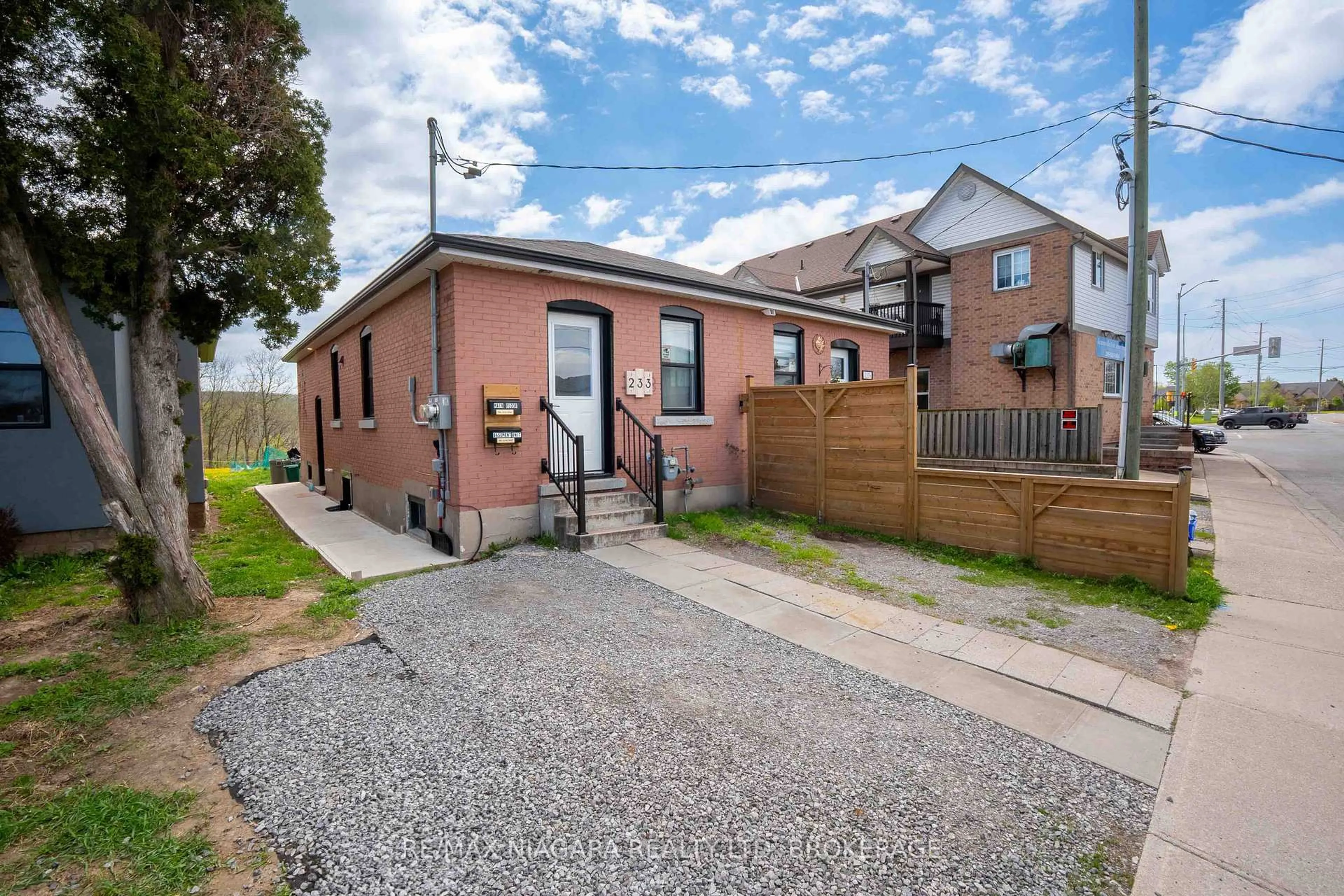 Unknown for 233 PELHAM Rd, St. Catharines Ontario L2S 1W8