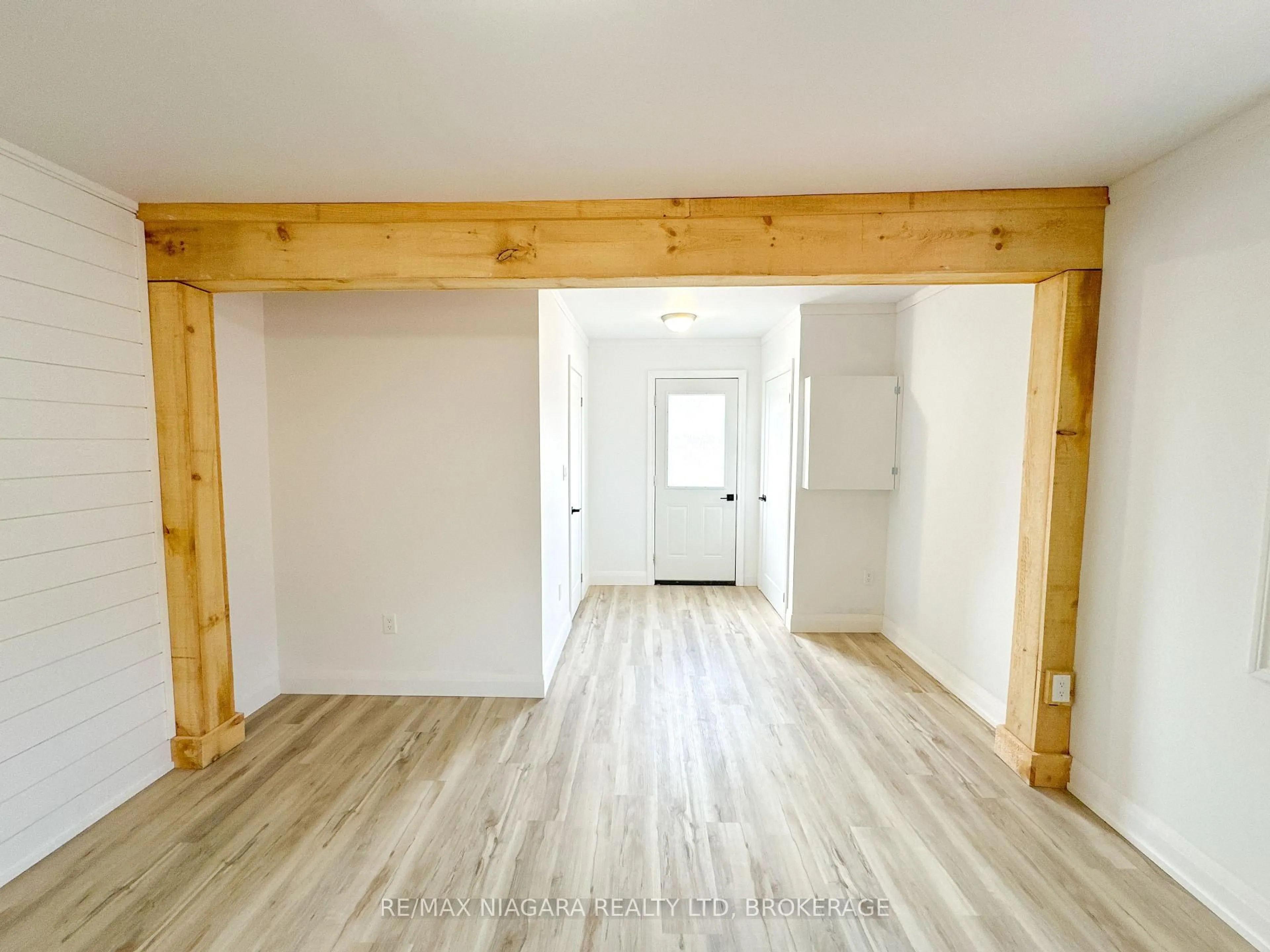 Indoor entryway for 233 PELHAM Rd, St. Catharines Ontario L2S 1W8