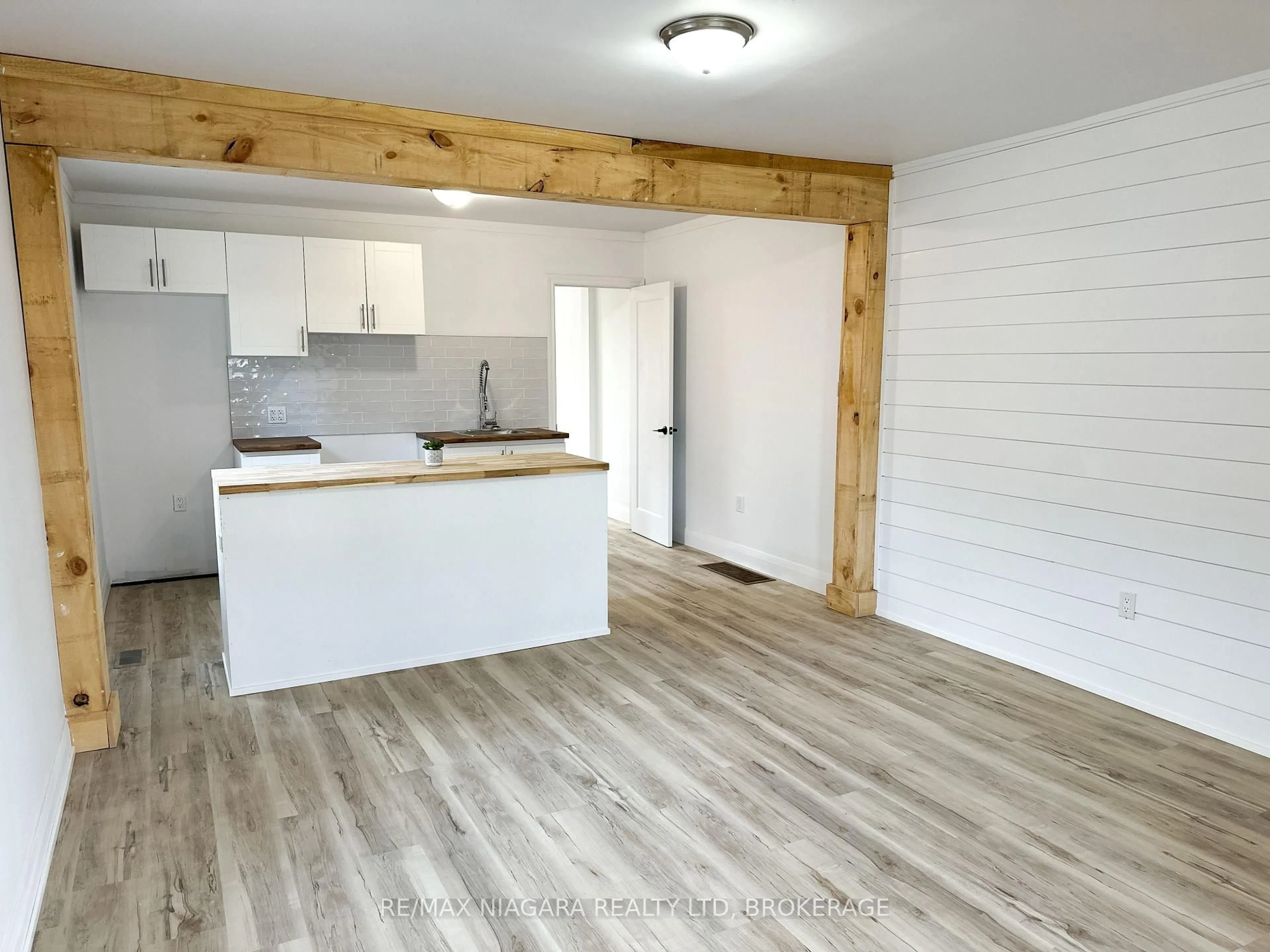 Open concept kitchen, wood/laminate floor for 233 PELHAM Rd, St. Catharines Ontario L2S 1W8