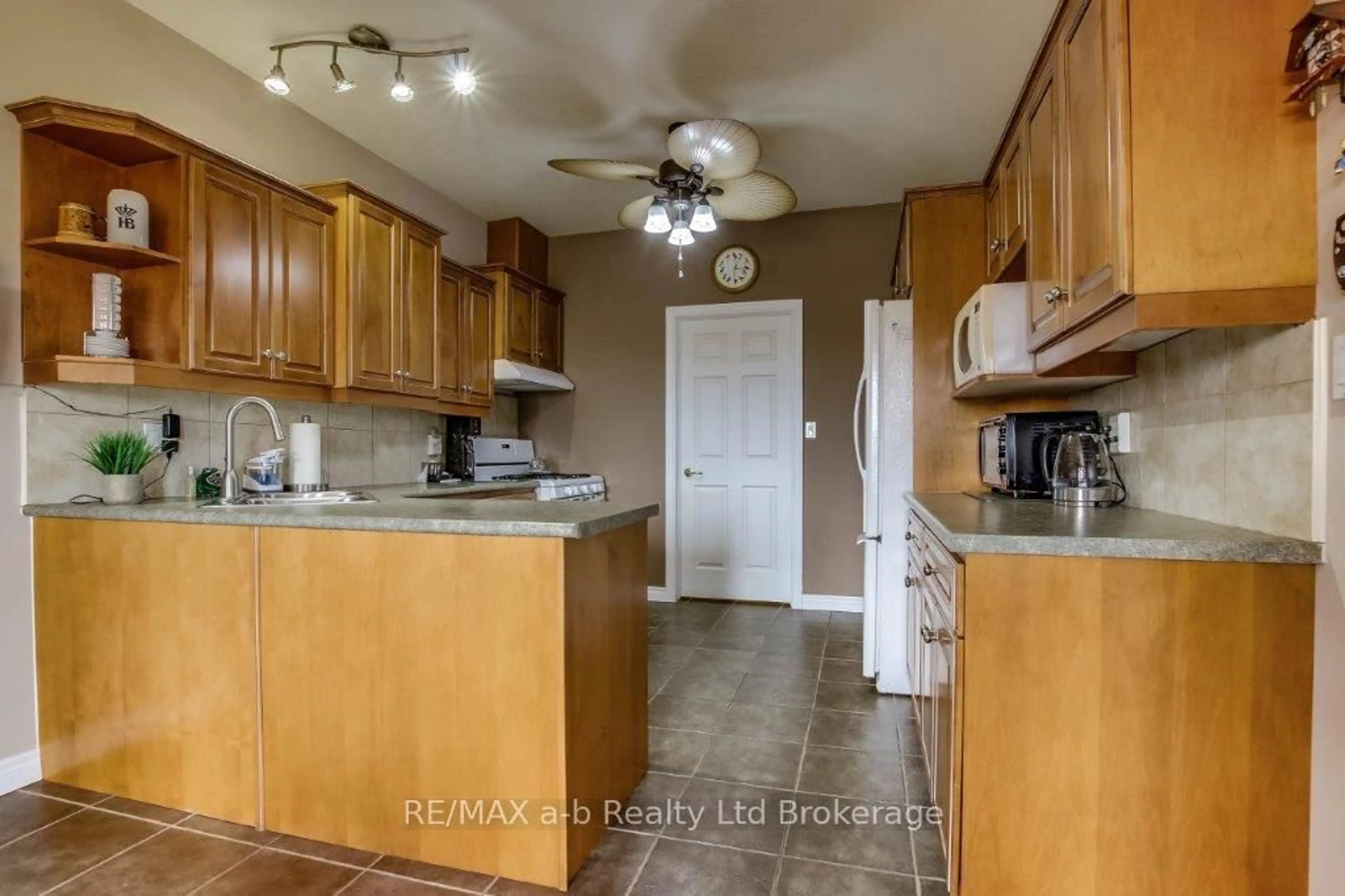 Standard kitchen, unknown for 717 Garden Court Cres, Woodstock Ontario N4T 0A2
