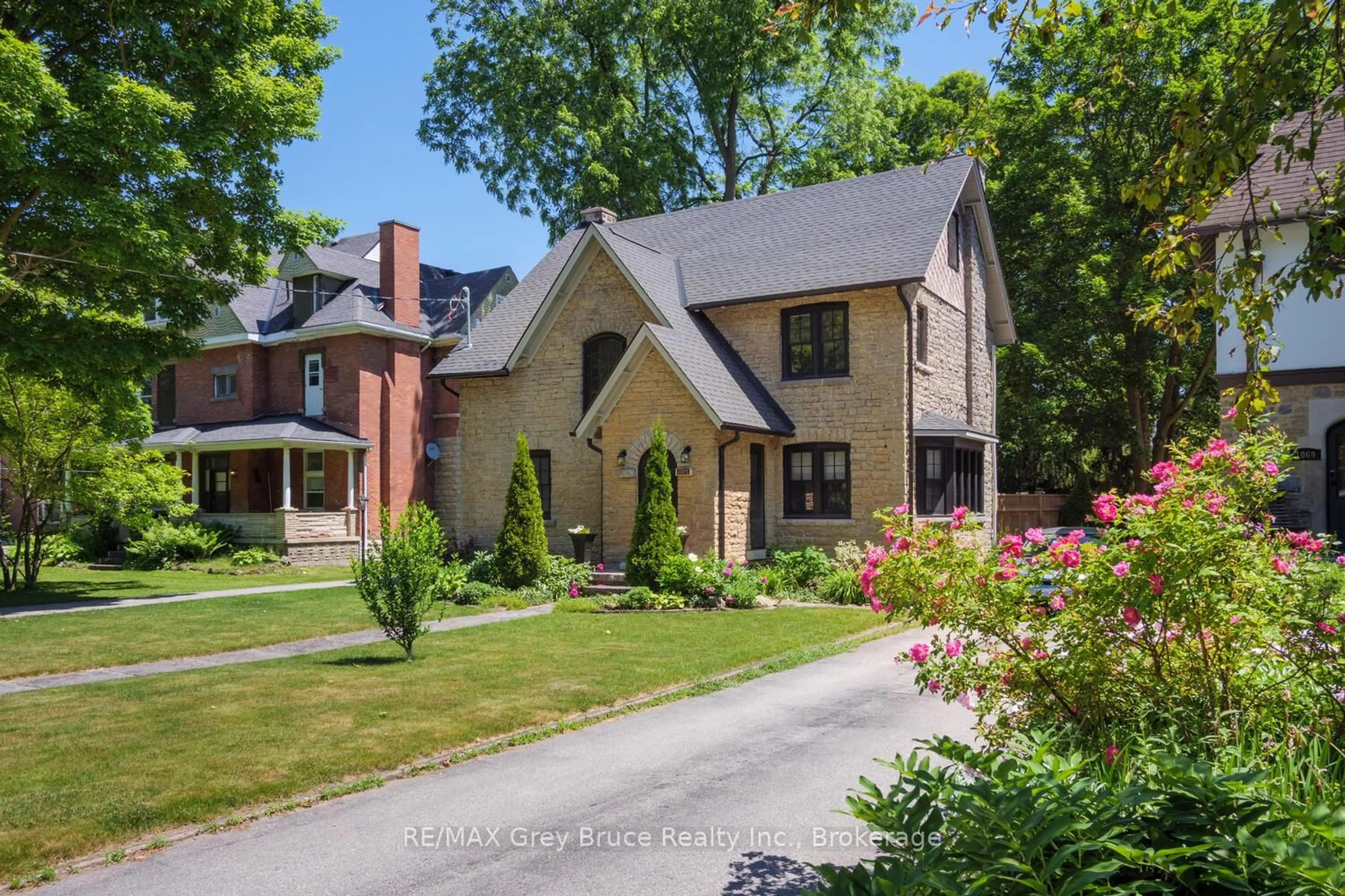 Home with brick exterior material, street for 1075 4th Ave, Owen Sound Ontario N4K 4W1