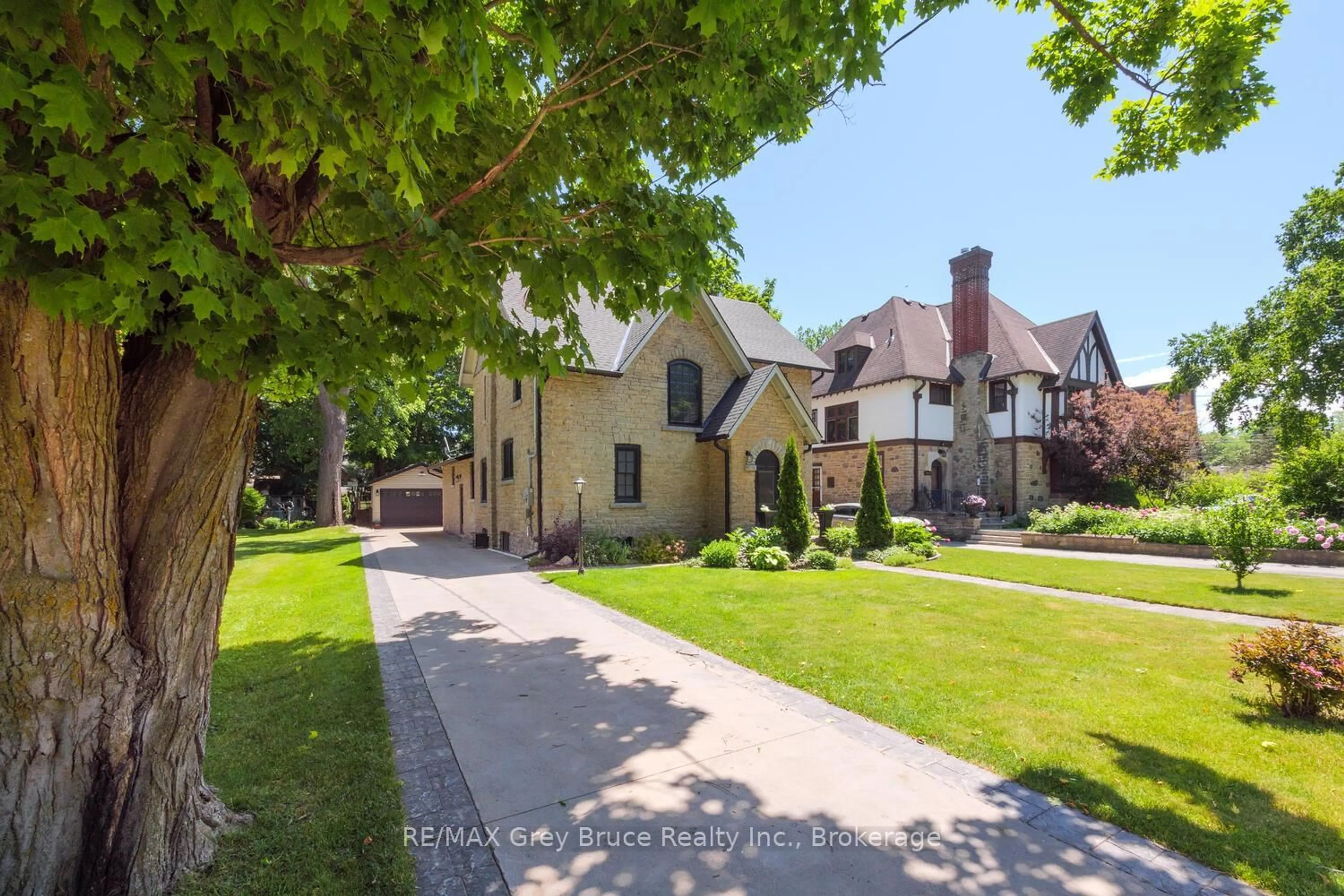 A pic from outside/outdoor area/front of a property/back of a property/a pic from drone, street for 1075 4th Ave, Owen Sound Ontario N4K 4W1