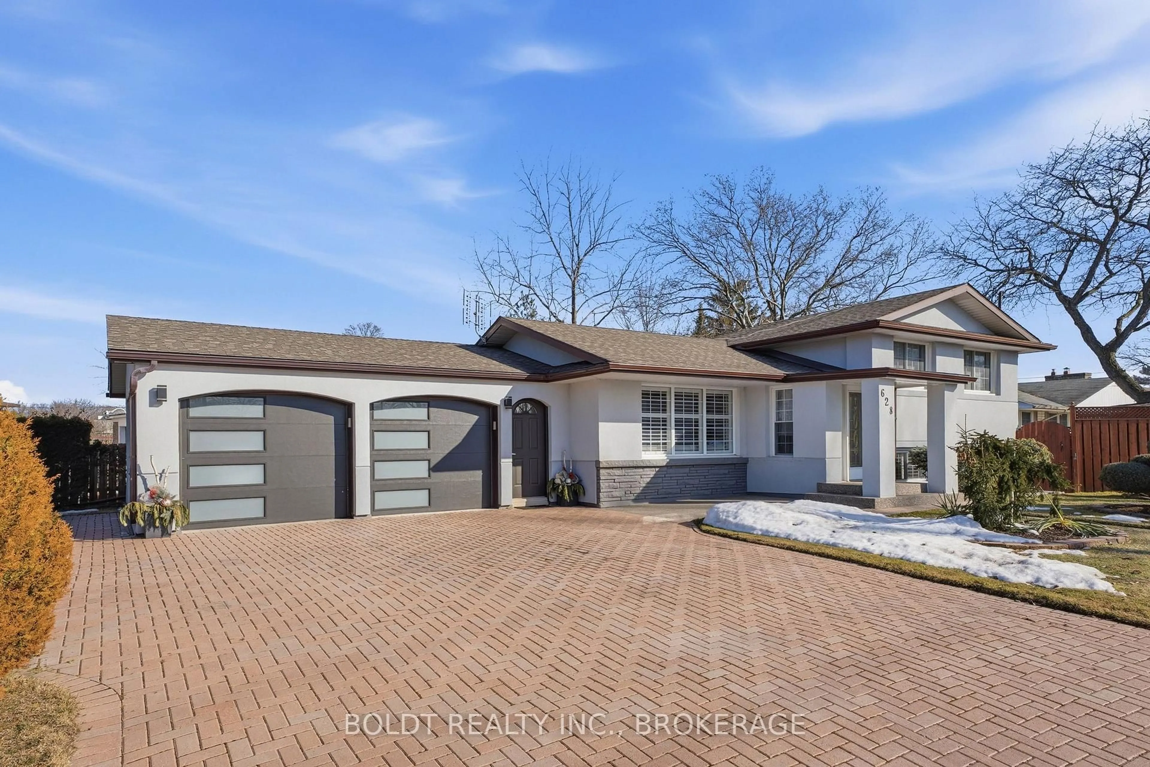 Home with brick exterior material, street for 628 Vine St, St. Catharines Ontario L2M 3V5