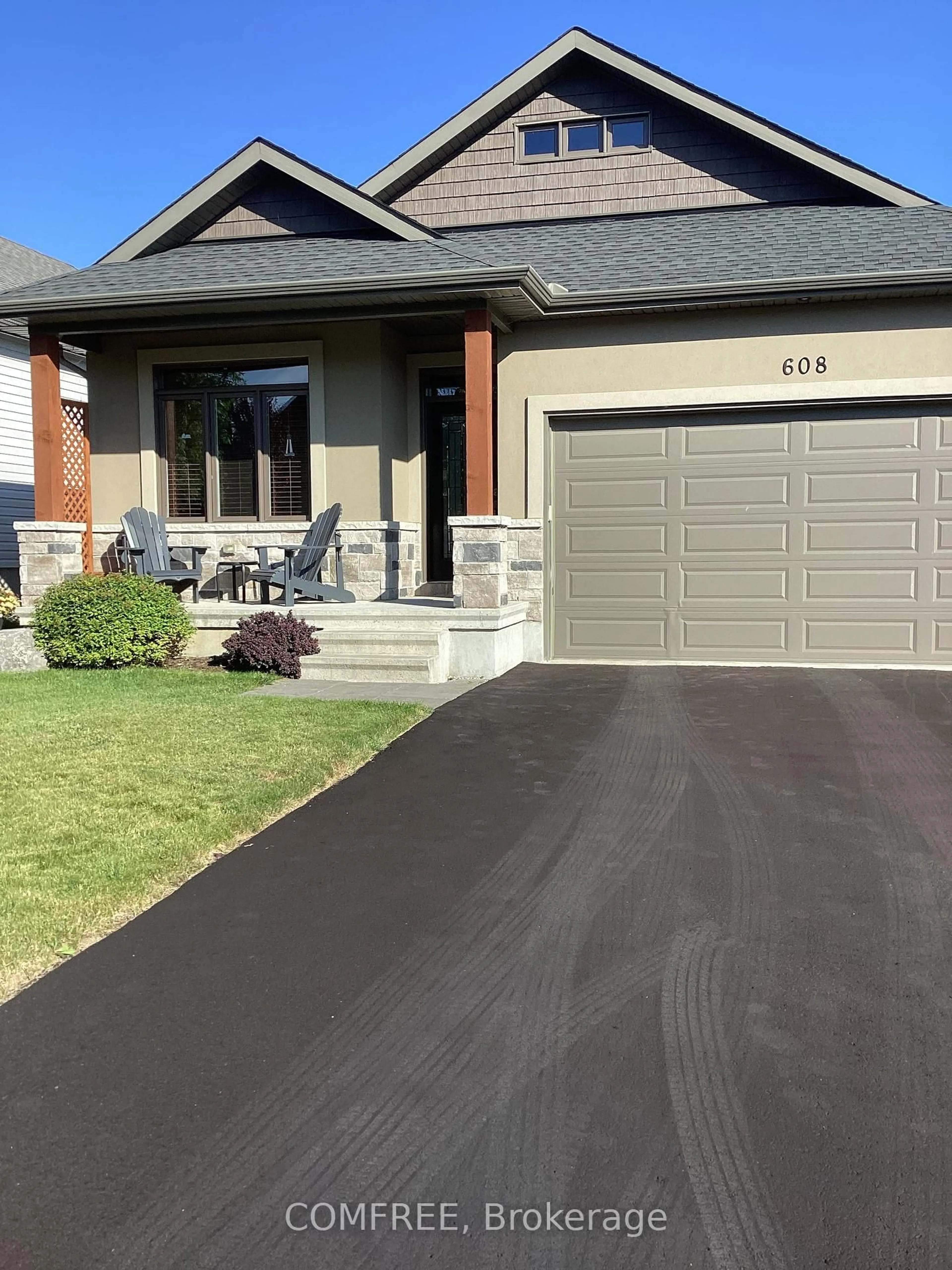 Home with vinyl exterior material, street for 608 Robert Hill St, Almonte Ontario K0A 1A0
