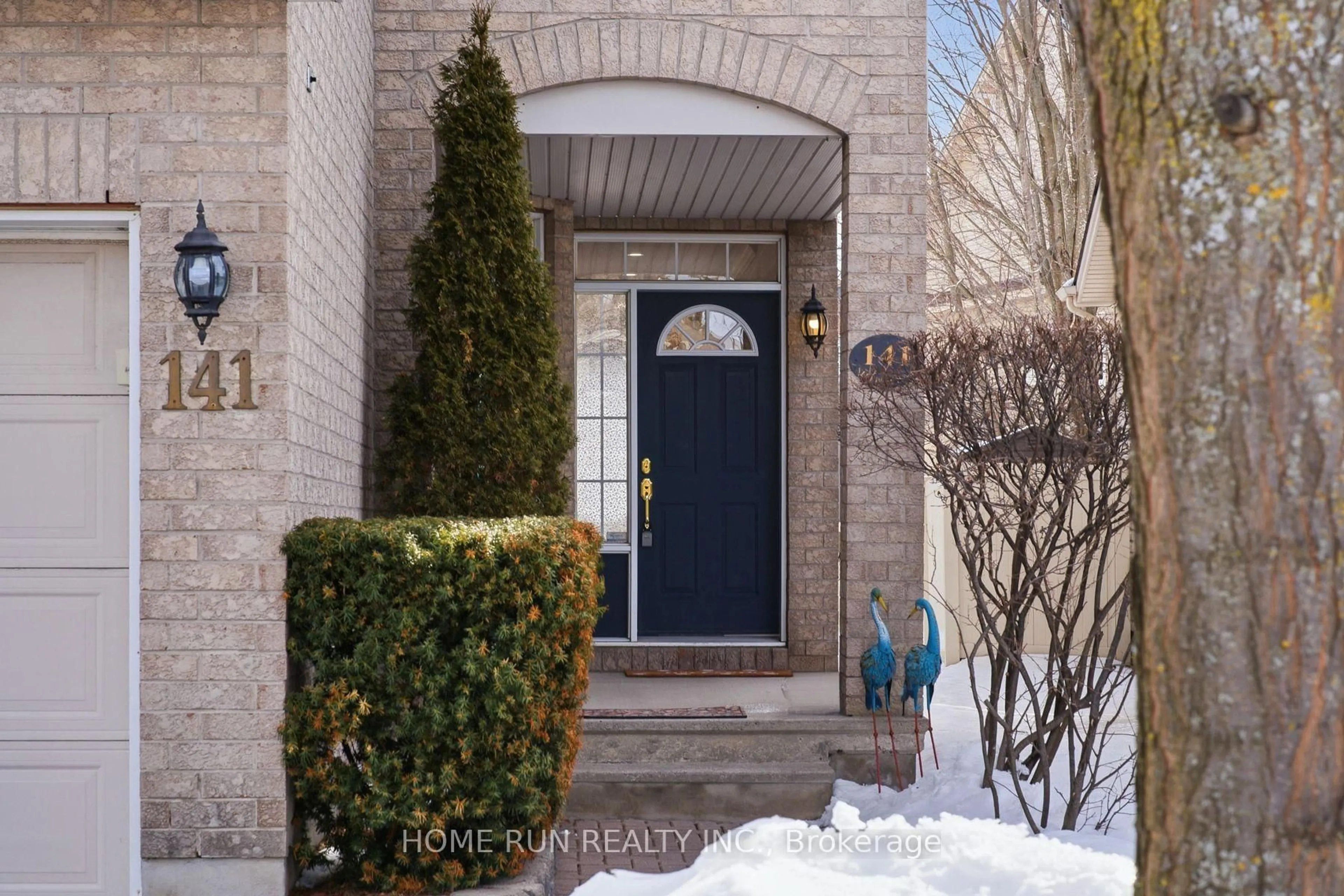 Indoor entryway for 141 Steeple Chase Dr, Ottawa Ontario K2M 2Z5
