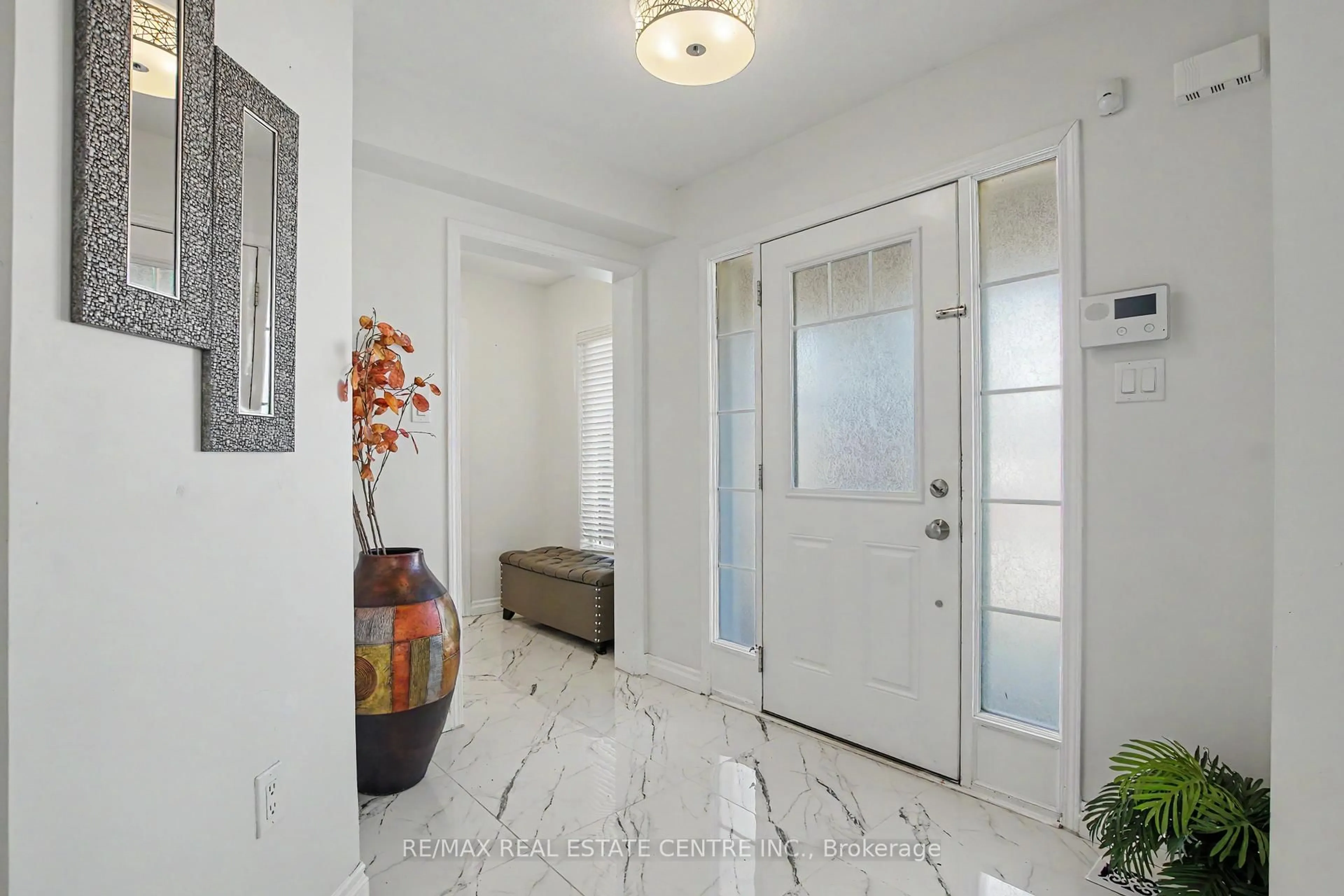 Indoor entryway for 60 Postmaster Dr, Kitchener Ontario N2R 0J2